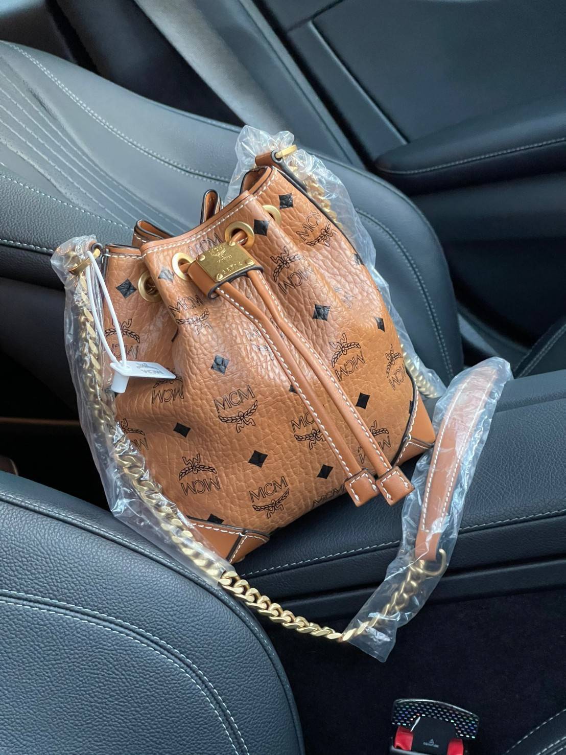 M.C.M SOFT BERLIN VISETOS DRAWSTRING MINI BAG สำหรับสาวๆสายแฟชั่นที่ชอบรายละเอียดแบบชิคๆขอแนะนำสำหรับรุ่นนี้ เป็นกระเป๋าที่สามารถจุของได้กำลังดี