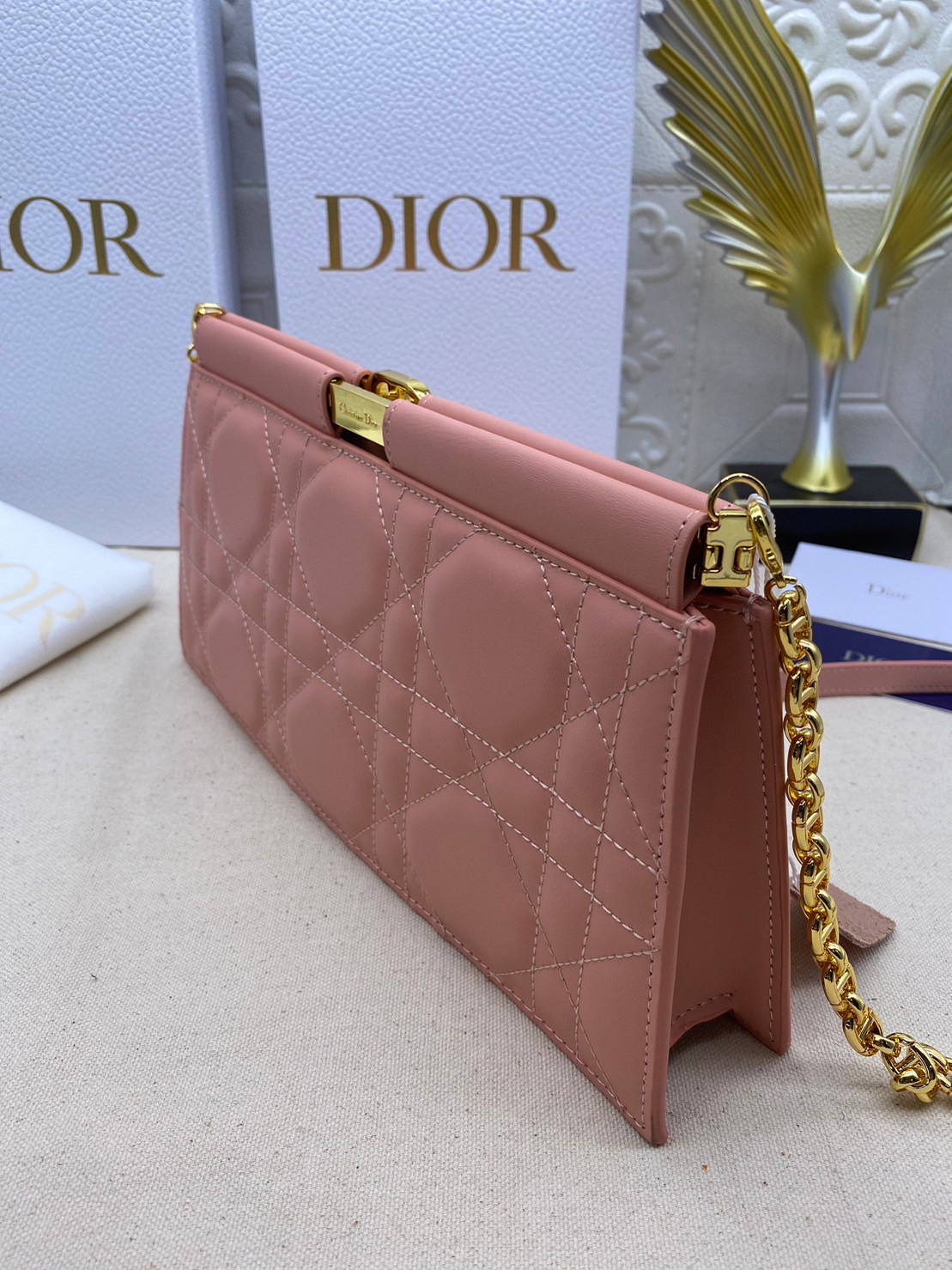 Dior Caro Colle Noire Clutch with Chain Cannage / DIOR Clutch / DIOR BAG พร้อมส่ง 4 สี กระเป๋าสะพายทรงคลัท ดีไซน์เรียบหรู ดูแพง รุ่นนี้คือ ถือแล้วผู้ดีมากค่ะ