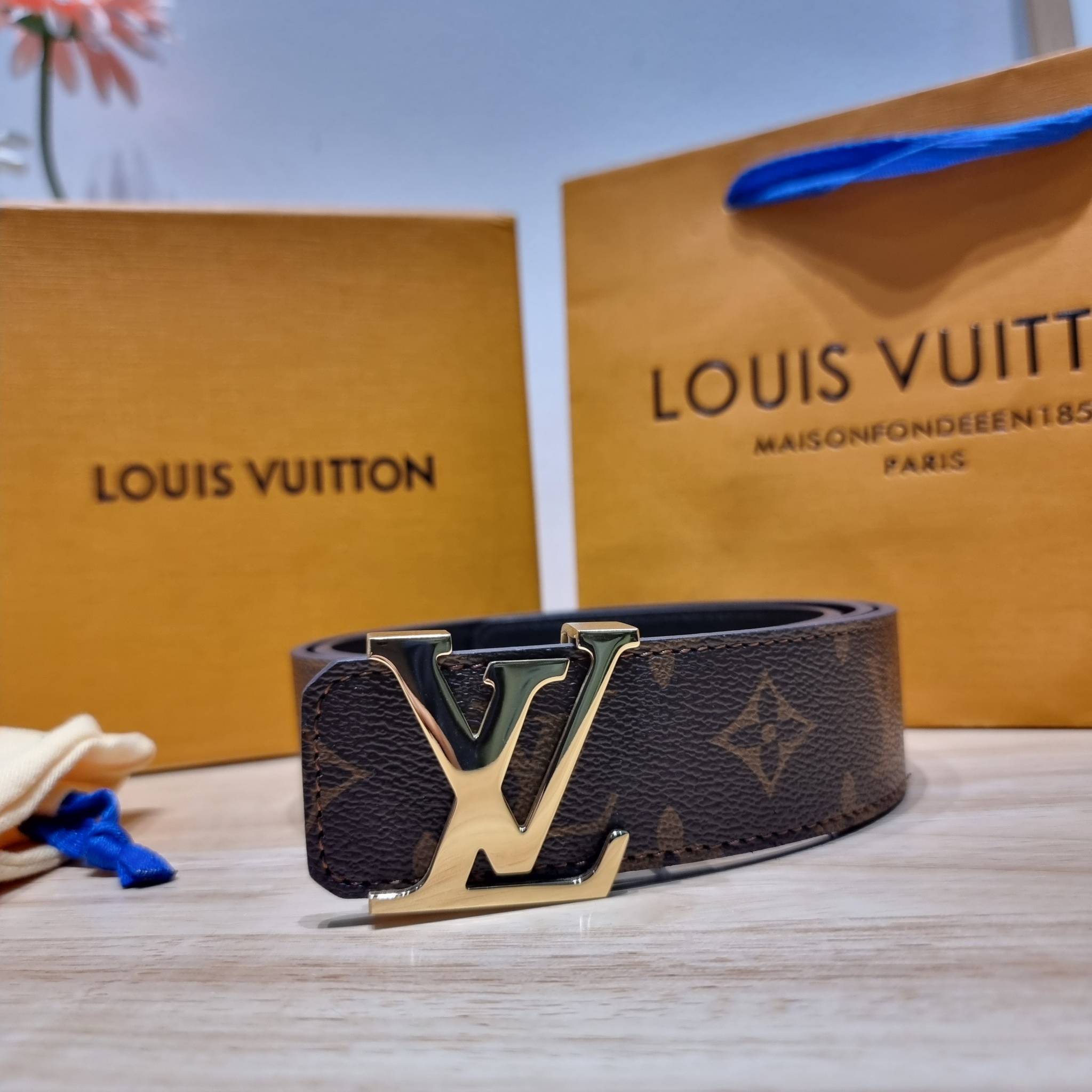LV Belt Monogram / Silver- Gold เข็มขัดสุดคลาสสิค เรียบง่าย ผู้ดี เป็นซิกเนเจอร์ ด้วยดีไซน์ที่เป็นอมตะ หัวเข็มขัด solid steel อะไหล่ทองและอะไหล่เงินโดดเด่น