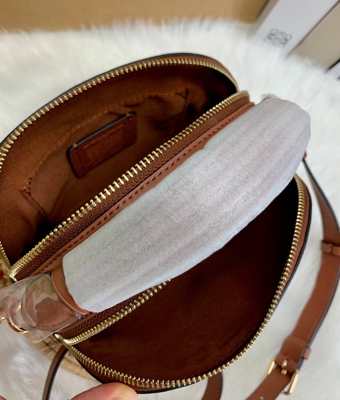 ใหม่ล่าสุดก่อนใคร! 🌈ต้อนรับเปิดประเทศด้วยรุ่นใหม่กันค่าา😘 COACH Serena Satchel In Signature Canvas With Stripe ((C5642)) พร้อมส่งที่ไทย ใบจริงสีคือสวยหรูมากค่ะ! กระเป๋าสะพายข้าง ขนาดกระทัดรัด ทรงโดมเล็ก น่ารักมากๆค่ะ ด้านหน้าสกรีนแถบสีสายร