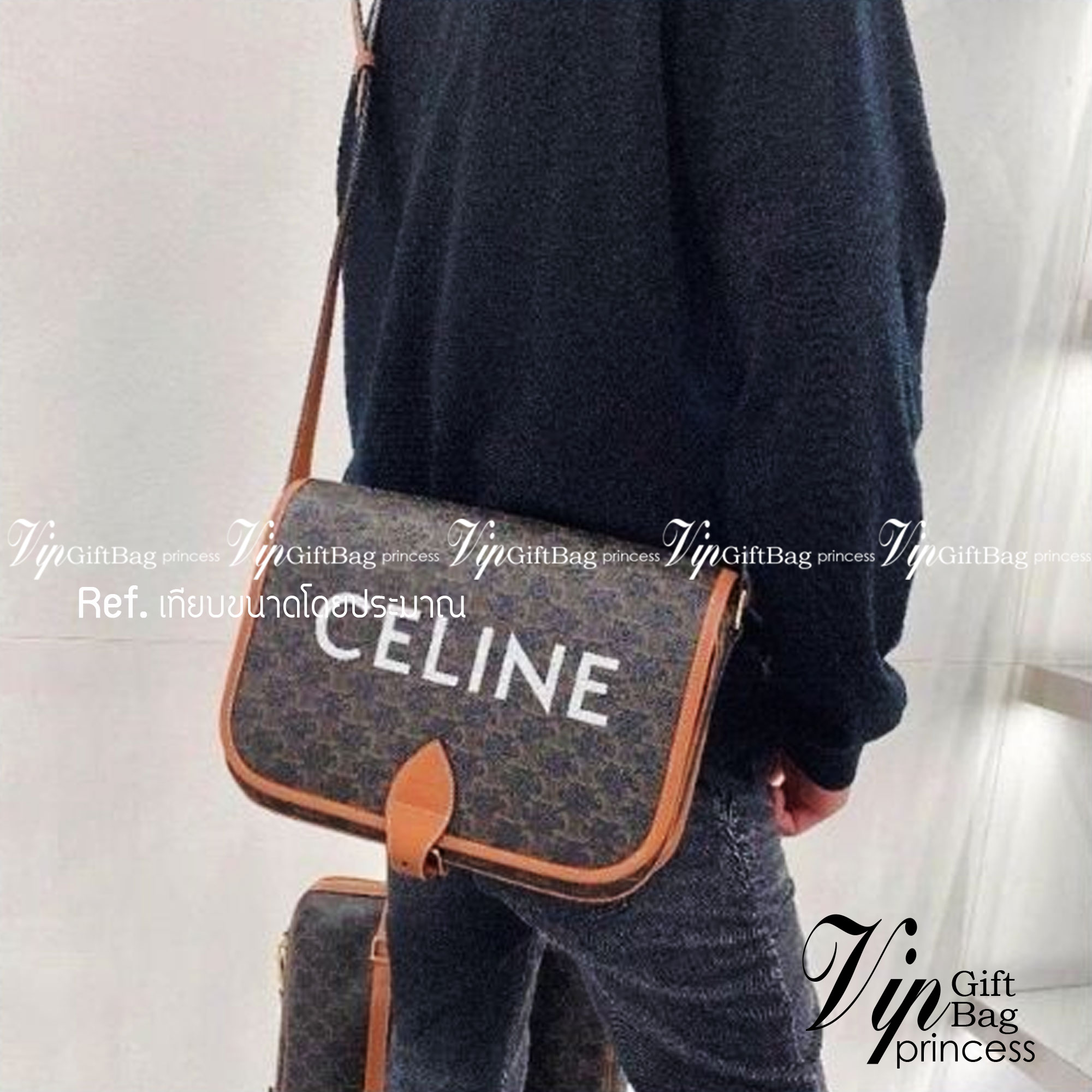 Celine Messenger Folco Bag in Triomphe Canvas กระเป๋าสะพายทรงแมสเซ็นเจอร์ โดดเด่นไม่เหมือนกับลวดลายแคนวาสที่เป็นเอกลักษ์แบรนด์แบบไม่เหมือนใครให้ด้วยความเรียบหรูดูทางการ เพิ่มความภูมิฐานให้กับคุณอย่างลงตัวเลยทีเดียวสำหรับกระเป๋าทรงแนวนอน ซึ่งเป็นกระเป๋าที่