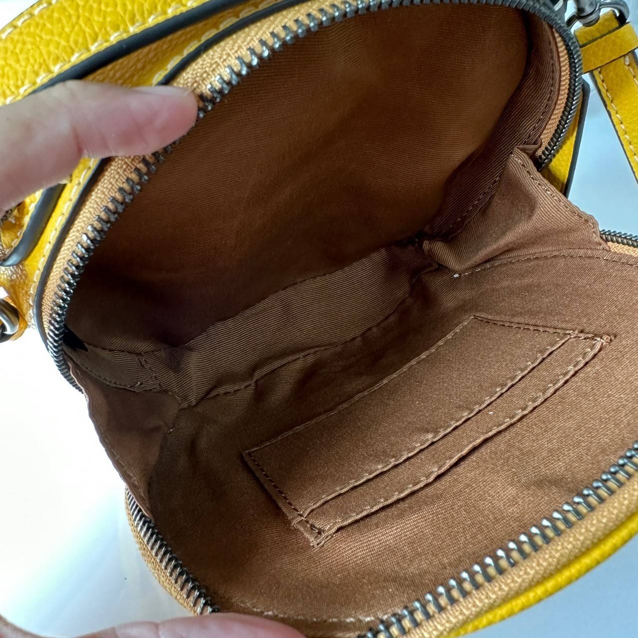 COACH X PEANUTS CANTEEN CROSSBODY WITH SNOOPY PRESENT MOTIF (CE845,CF290) กระเป๋าสะพายข้างทรงกลมไซส์มินิ มีหูจับ วัสหนังแท้ ด้านหน้าโดดเด่นด้วยรูปการ์ตูนSnoopy