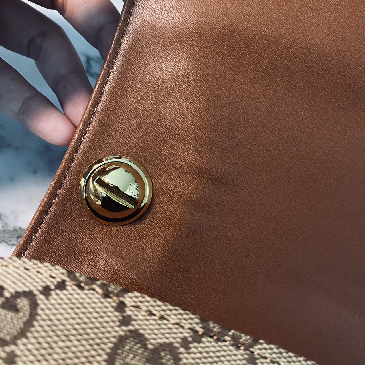 Gucci Blondie small top handle bag กระเป๋าสะพายรุ่นใหม่สุดไอคอนนิก งานหนังสวยมาก มีกลิ่นหอมอ่อนๆ เหมาะมากสำหรับของขวัญปีใหม่นี้ จะให้ตัวเองหรือให้เป็นของขวัญก็ดีงามมากๆ