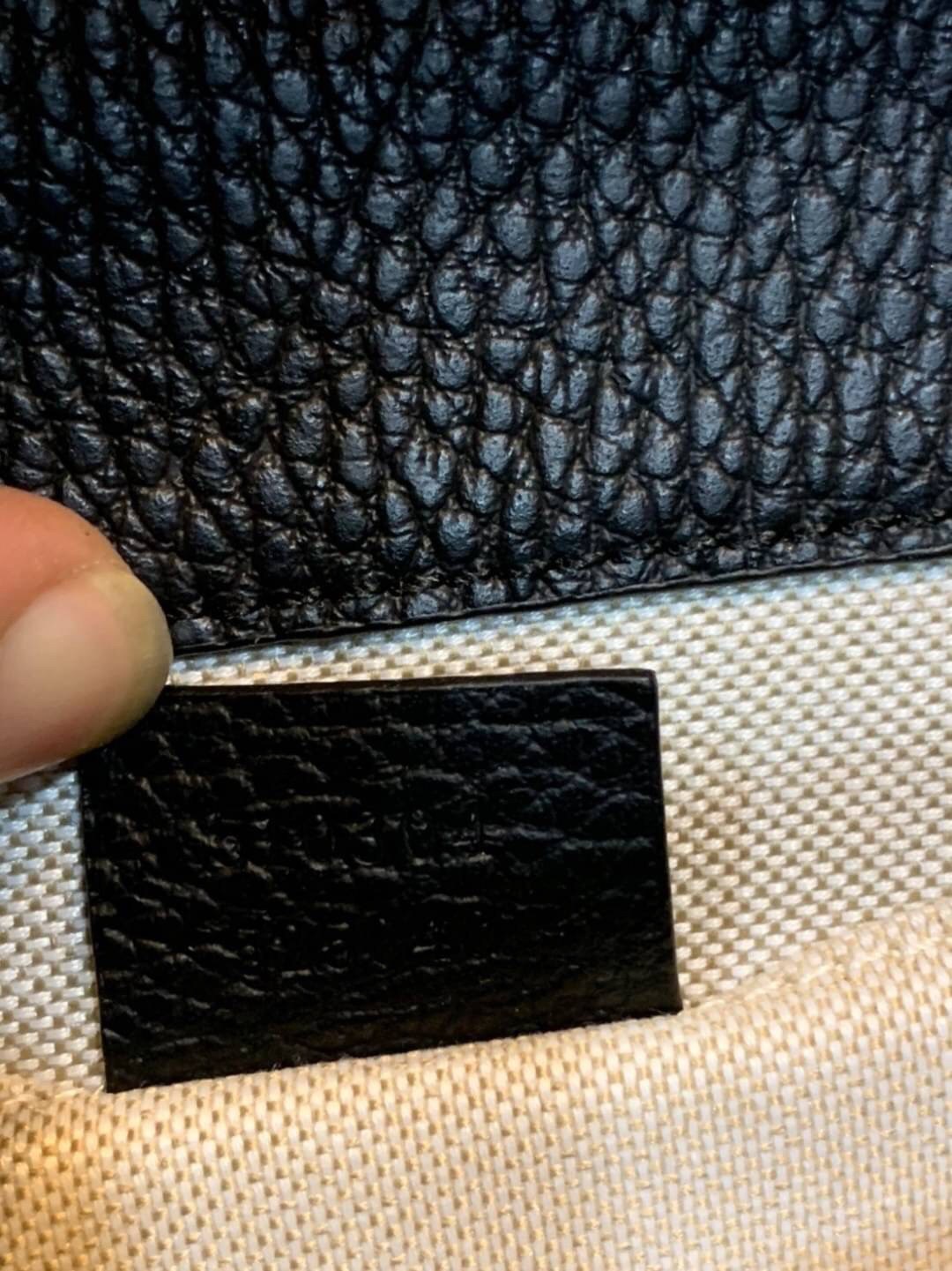 VIP GIFT 】หนังแท้ GUCCI Interlocking G Shoulder Bag กระเป๋าสะพายไหล่/ข้าง ดีไซน์ได้อย่างมีสไตล์ ดูมีสเน่ห์ด้วยโทนสีดำสุดคลาสสิก ใบนี้แมทช์ได้กับทุกลุค เท่ๆ casual หรูหรา มีช่องแบ่งสัดส่วนสวยงาม สาวๆขี้เบื่อขอแนะนำใบนี้เลยจ้า ลูกเล่นเยอะมาก เปลี่ยนสไตล์ได้