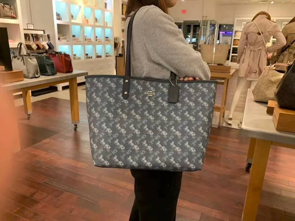 COACH 91107 REVERSIBLE CITY TOTE WITH HORSE AND CARRIAGE PRINT ใช้ได้ 2 ด้าน 🔺ทรง Tote รุ่นแนะนำค่ะ!! วัสดุ pvc อย่างดี นิ่มยวบตัวสวย ลายรถม้าทั้งใบค่ะ (ในไทยหายากค่ะลายนี้) 📌สามารถใช้ได้ทั้งด้านในและด้านนอกนะคะ สวยทั้ง2ด้านเลยทีเดียว เป็น