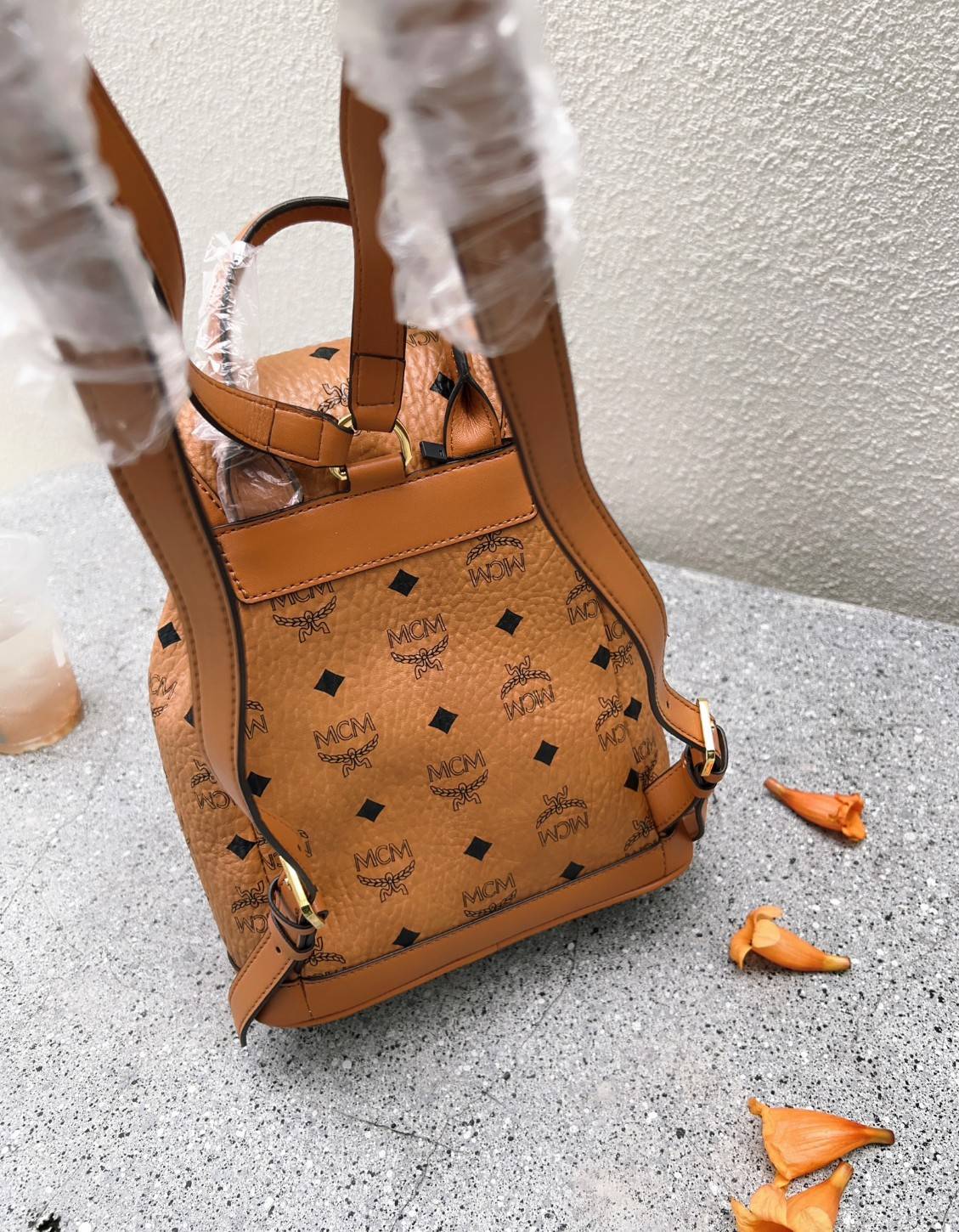 M.C.M AREN VISETOS BACKPACK / M.C.M Aren Drawstring Backpack in Visetos กระเป๋าเป้ทรงบัคเกตที่ทันสมัยคลาสสิคสวยมากๆ หนังแคนวาสอย่างดี ลายหนังสวยอีกหนึ่งรุ่นที่สาวๆควรมีติดตัว 🧡เกรดท็อปออริ เทียบแท้ 1:1 เกรดดีสุด ใช้งานต่างประเทศได้