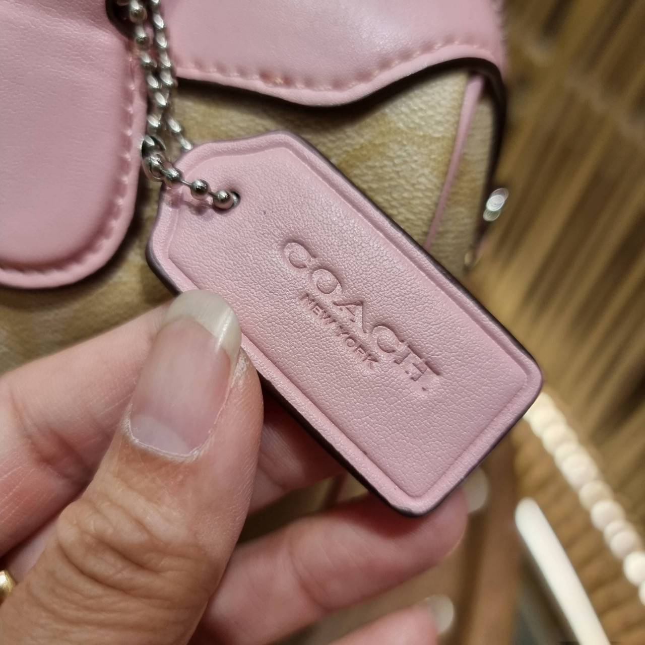 COACH F32203 MINI BENNETT SATCHEL IN SIGNATURE CANVAS กลับมาอีกครั้ง!! กับกระเป๋าทรงหมอนยอดฮิต 🥳 มีกี่สีก็ขายหมด วัสดุหนังแคนวาสเคลือบลาย ทรงสวยใช้งานได้ทุกโอกาส ภายในโล่งกว้างใส่ของได้เยอะ มีหูจับในตัว และสายสะพาย crossbody ปรับได้ตามตัว ใบนี้ไม่