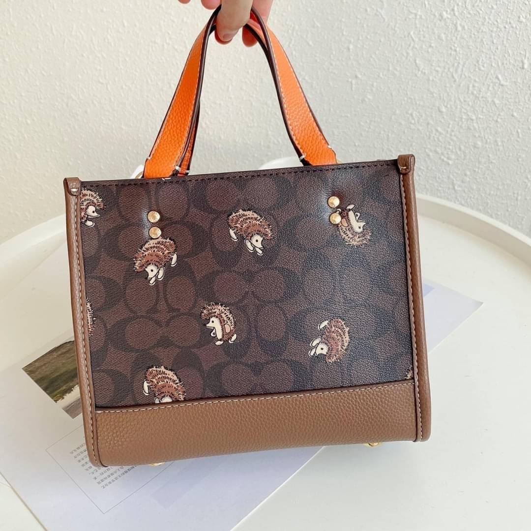 COACH DEMPSEY TOTE IN SIGNATURE CANVAS WITH HEDGEHOG PRINT 🦔 ((CC769)) เม่นเต้นรำ สวย น่ารัก มากๆค่ะ ใหม่กันต่อ ไปสวยกันให้สุดค่ะ! กับกระเป๋าทรงTOTE รุ่นใหม่ล่าสุด 🌟จุดเด่นของรุ่นนี้คือปริ้นท์ลายเม่นเต้นรำทั้งใบ น่ารักน่าเอ็นดูมากๆค่ะ เปิด