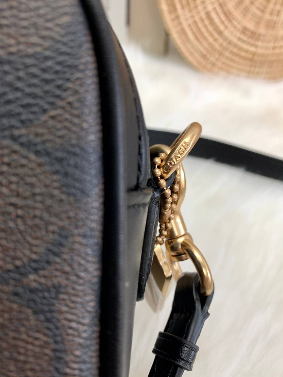 ใครรออยู่จัดเลยค่ะ มากี่รอบไม่พอจริงๆค่ะ😁 COACH JES CROSSBODY IN SIGNATURE BAG กระเป๋าสะพายข้าง//ครอสบอดี้ร์ วัสดุหนังแท้ หนังนิ่มทรงสวย 🔺อะไหล่ป้ายห้อยโลหะแบรนด์นะคะ กระเป๋าแบ่ง2ซิป แต่ละช่องกว้าง สามารถใส่กระเป๋าเงินใบยาวได้; ของจำเป็นได