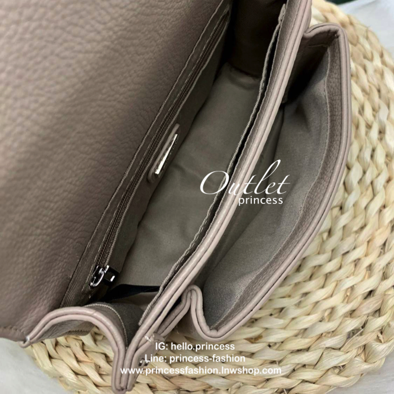 GUESS MILA STUDDED CROSSBODY BAG กระเป๋าสะพายข้างหรือแบบครอสบอดี้ร์ วัสดุลายหนังสวย หนังนิ่ม น้ำหนักเบาค่ะ ด้านหน้ามีอะไหล่โลโก้แบรนด์ พร้อมประดับหมุดดอกเล็กเพิ่มความเก๋เข้ามาให้ค่ะ เปิดปิดกระเป๋าแบบกระดุมแม่เหล็กภายในมีช่องหลักสำหรับใส่ของ สามารถใส่มือถื