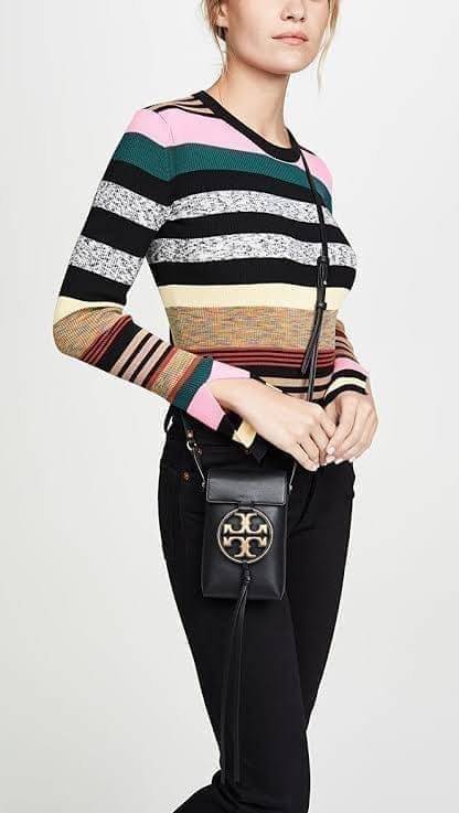 OUTLET 】TORY BURCH MILLER METAL PHONE CROSSBODY อีกหนึ่งกระเป๋าใส่มือถือรุ่นฮิตที่เชื่อว่าหลาย ๆ คนต้องเคยเห็นผ่าน ๆ ตามาอย่างแน่นอน กับแบรนด์ Tory Burch ดีไซน์กระเป๋าทรงฝาพับแม่เหล็กใช้งานง่าย มาพร้อมดีเทล Logo แบรนด์โดดเด่นสีทองตัดกับหนังแกะสีดำ ดูหรูดู