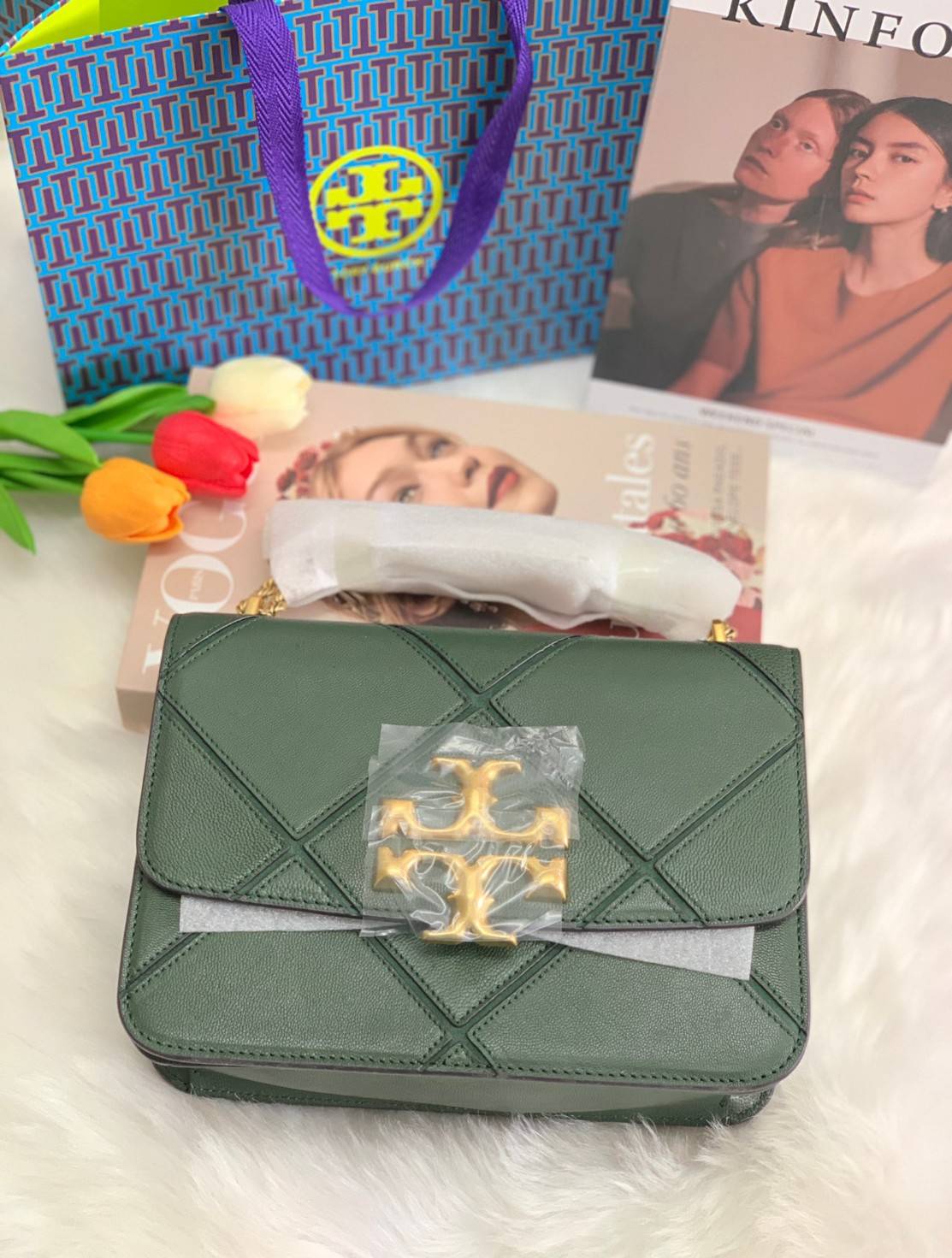 สวยจริงคุณภาพสูง ไม่จกตาค่ะ!! TORY BURCH ELEANOR QUILTED CONVERTIBLE SHOULDER BAG ((73590)) พร้อมส่งที่ไทย ใครรออยู่ห้ามพลาด จำนวนจำกัดค่ะ!! อีกรุ่นที่น่าครอบครองมากๆค่ะ😘 กระเป๋าสะพายข้างและทบสายเป็นคล้องไหล่ได้ หนังแท้ชั้นดีที่สุด ทำลายเหลี่ยมตัด
