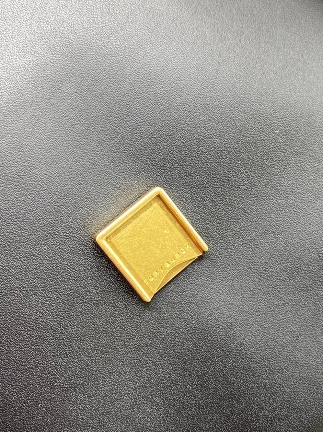 Tory Burch 75003 Eleanor Medium Convertible Shoulder Bag พร้อมส่งที่ไทย อีกรุ่นที่น่าครอบครองมากๆค่ะ กระเป๋าสะพายข้างและทบสายเป็นคล้องไหล่ได้ หนังแท้ชั้นดี ใช้ได้กับทุกๆโอกาส ห้ามพลาด ก่อนหมดนะคะ!!