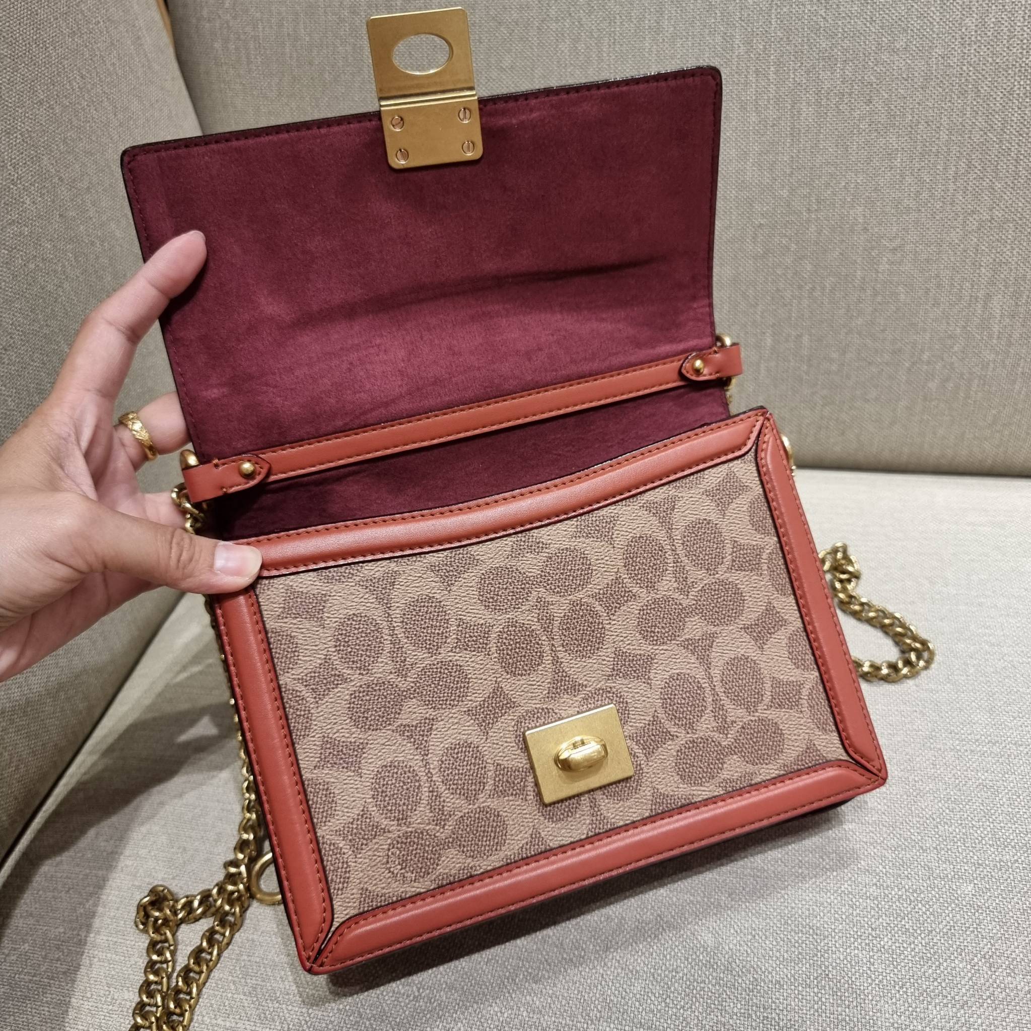COACH 3492 HUTTON SHOULDER BAG IN SIGNATURE CANVAS sold out ไปกันทั่วหน้าในหลายประเทศ กับกระเป๋าสะพายที่สุดของความหรู ดีไซน์คลาสสิควินเทจ ลูกเล่นสีแทนสนิมตัดกับอะไหล่สีทองเหลืองดูย้อนยุคและหรูหรา วัสดุหนังแคนวาสสลับหนังแท้ สายสะพายโซ่สลับหนัง ปรับสะพายได้