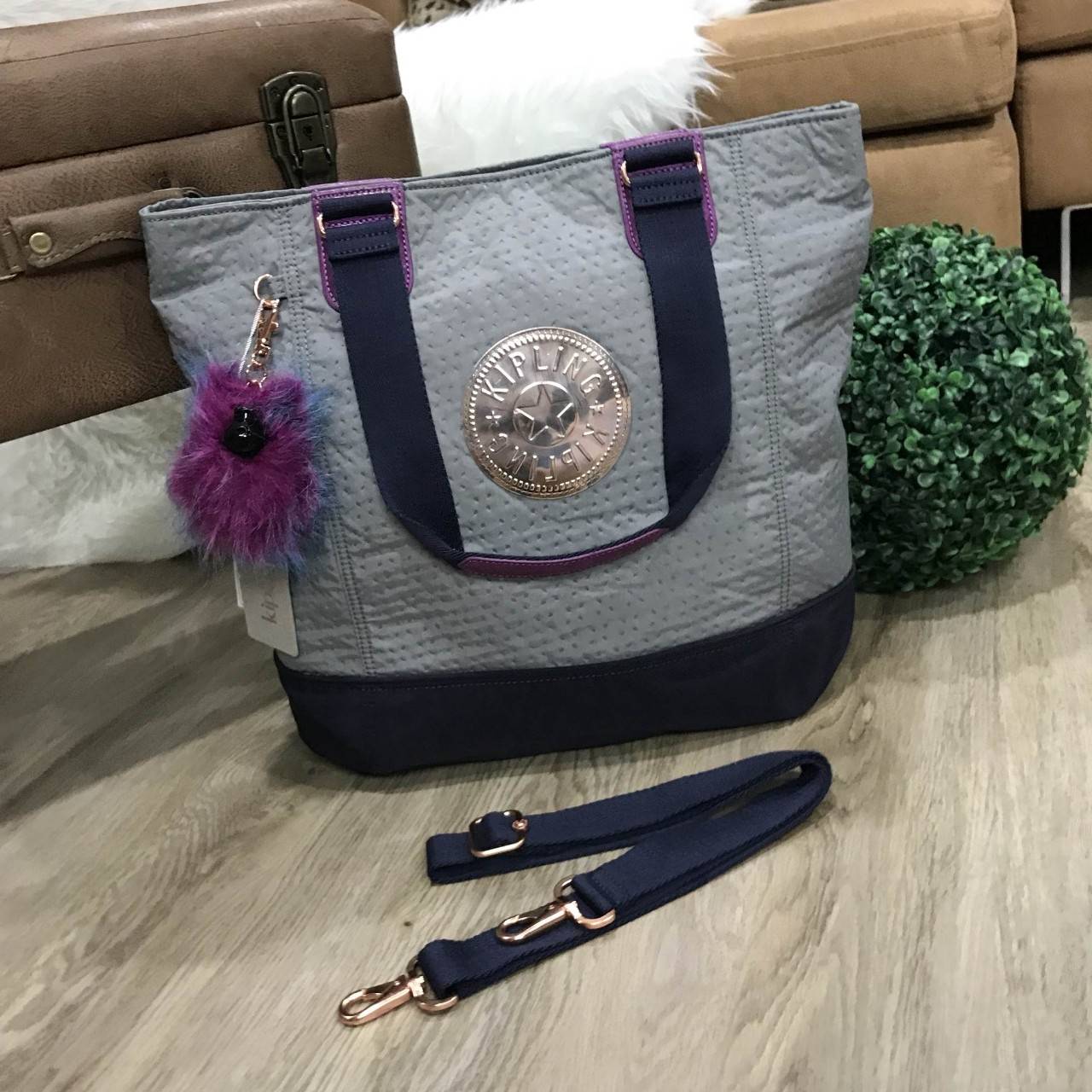 KIPLING SHOPPER BAG รุ่น Limited Rare items! สุดๆ วัสดุ Cotton+Polyester 100% ดีไซน์คลาสสิกมีลูกเล่นที่เทคเจอร์ตัวกระเป๋าสวยเป็นเอกลักษณ์เฉพาะของ Kipling หูหิ้วสะพายไหล่ได้ มือจับหูหิ้วเป็นหนังปั้มโลโก้ พวงกุญเเจลิงถอดเเยกใช้ได้ เปิดปิดด้วยซิป หัวซิปปั้มเ