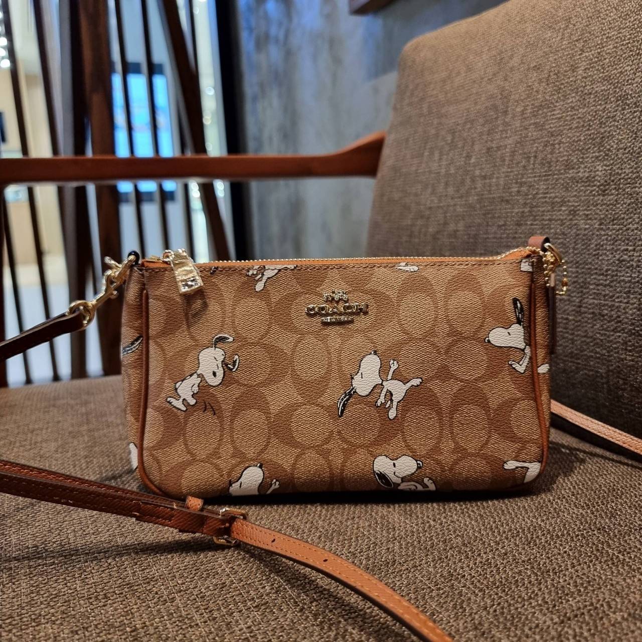 COACH F36674 TOP HANDLE POUCH IN SIGNATURE WITH SNOOPY PRINT คอลเลคชั่นใหม่ ในสไตล์พอช มาให้ช้อปก่อนใครในไทยจ้า น่ารักน่าใช้ไปอีกกับกระเป๋าสะพายทรงฮิตตลอดกาล ด้วยดีไซน์ที่ออกมาให้ใช้งานได้ง่าย ขนาดกำลังเหมาะ วัสดุแคนวาสทนทาน ดีไปหมดขนาดนี้!! คุณลูกค้าถึงส