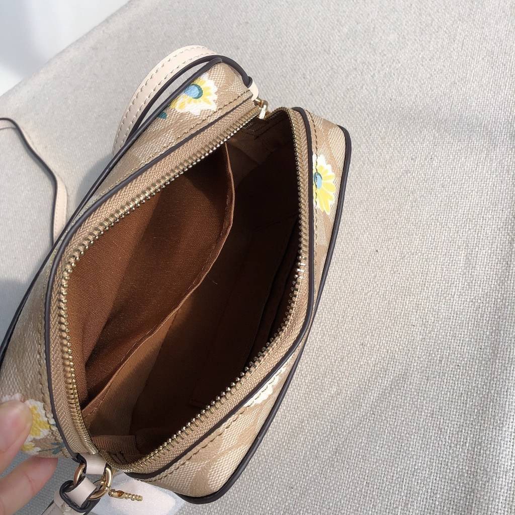 COACH C3354 MINI CAMERA BAG IN SIGNATURE CANVAS WITH DAISY PRINT คอลเลคชั่นใหม่ เอาใจสายหวาน!! กระเป๋าสะพายข้างไซส์มินิ ทรงสวยกำลังดี ดีไซน์ตกแต่งลายดอกเดซี่ คิ้วท์แบบไม่มีใครเกินแน่นอน วัสดุหนังแคนวาสเคลือบลาย เปิด-ปิดด้วยซิป สายสะพายปรับได้ตามตัว ภายในม