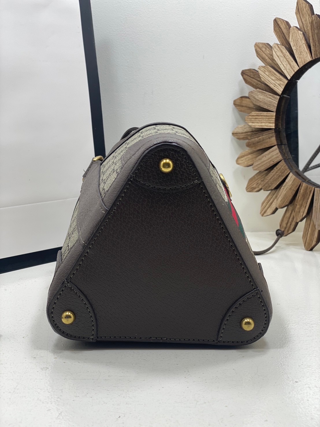 ORI หนังแท้ | GUCCI Ophidia GG Bucket Bag กระเป๋าสะพายทรงบัคเก็ตสามเหลี่ยม สุดไอโคนิค เพิ่มกิมมิกแต่งแถบอะไหล่สีทอง สวยหรูคลาสิกสุดๆ เป็นรุ่นหายาก ของมาจำกัด อย่าพลาดเชียวน้า