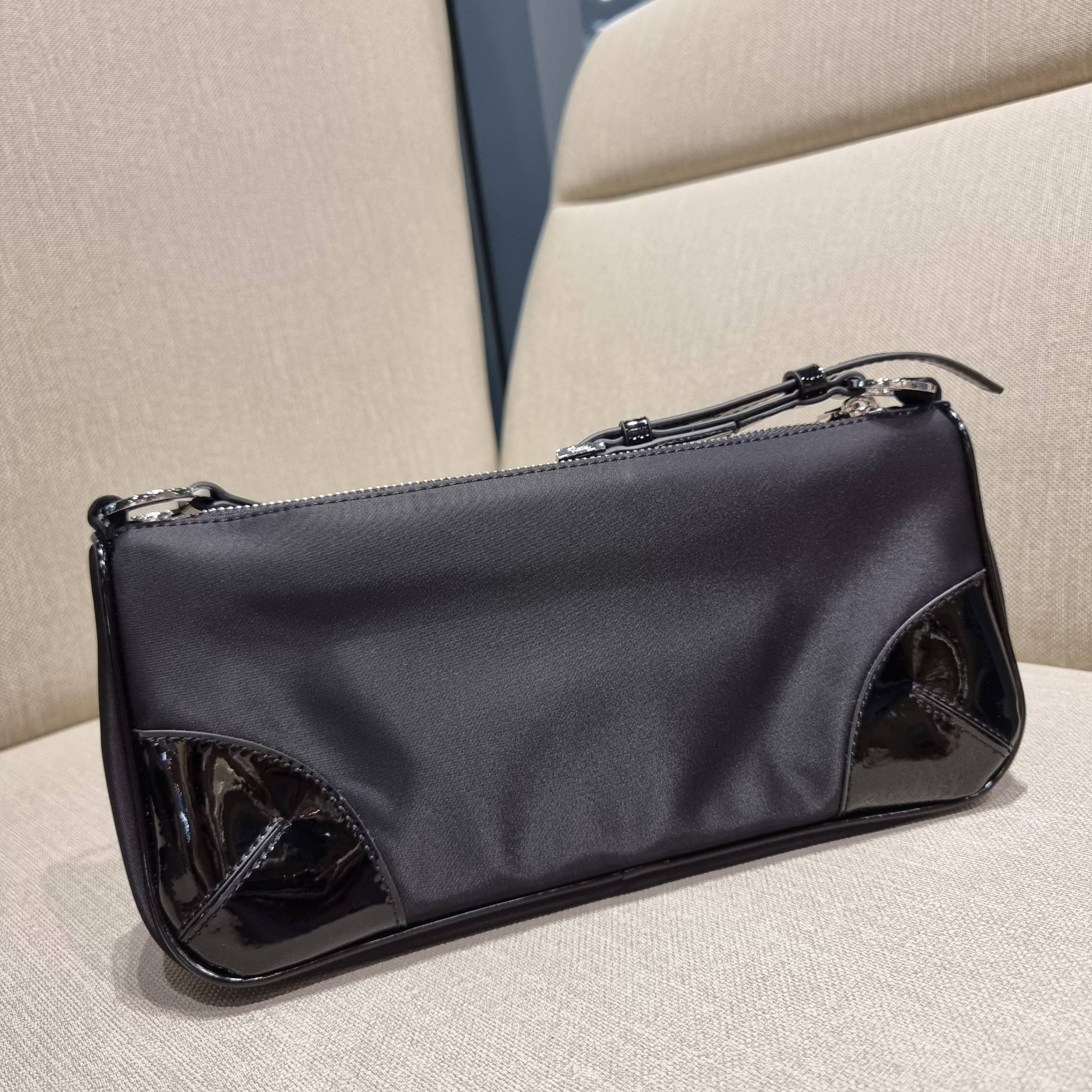 PRADA TESSUTO POCHETTE BAG กระเป๋าทรงพอช ดีไซน์ทรงยาวสุดล้ำ อัพลุคให้ดูแพงไปอีกด้วยดีเทลแต่งขอบด้วยหนังแก้ว วัสดุหลักตัวกระเป๋าเป็นไนล่อนคุณภาพดี เปิด-ปิดด้วยซิป พกพาง่ายด้วยสายสะพายในตัว ที่สามารถปรับได้อีก ภายในเป็นช่องโล่ง ใส่โทรศัพท์ได้ทุกรุ่น กระเป๋า