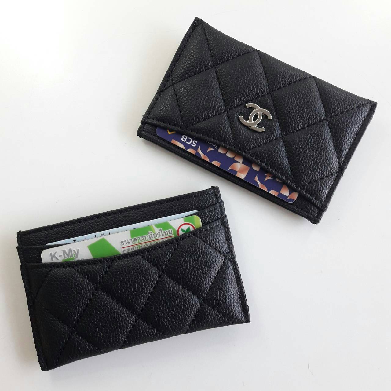 New Arrival! งานหรูเว่อวัง พร้อมส่งคะ Chanel Card Holder in Black 💳 จากพรีเมี่ยมกิ้ฟแบรนด์หรูอย่าง chanel ดีไซน์สวยเก๋ ประดับ Logo brand อะไหล่เงิน ขนาดกำลังน่ารัก ใส่บัตรได้ถึง 4 ใบ พกพาสะดวก จะซื้อไว้ใส่บัตรใบหรู หรือซื้อให้เป็นของขวัญ ก็ควรค่าท