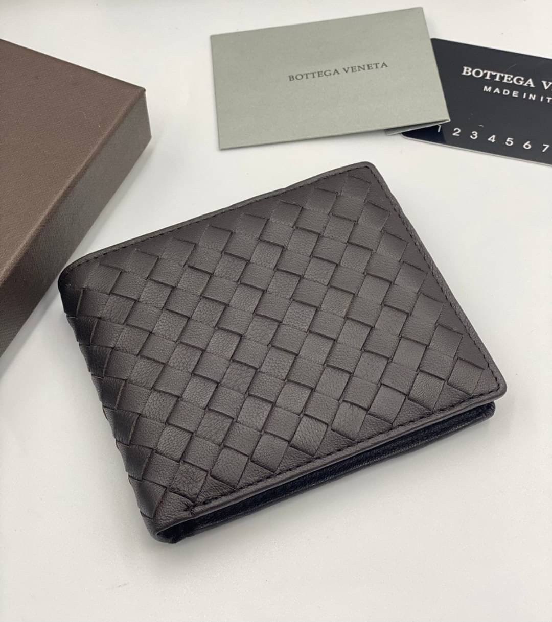 VIP 】หนังแท้ BOTTEGA VENETA WALLET กระเป๋าสตางค์ใบสั้นคุณผู้ชาย รุ่นตามหา มาเท่าไหร่ไม่เคยพอเลยค่า เป็นรุ่นคลาสสิกที่หยิบมาใช้งานได้บ่อยที่สุด งานหนังลูกวัวแท้ทั้งใบสวยมากนะคะ ใช้ทนทานได้นานเลยค่ะ ภาพสินค้าถ่ายจากงานขายจริง พร้อมส่งที่ไทยราคาสุดคุ้มห้ามพล