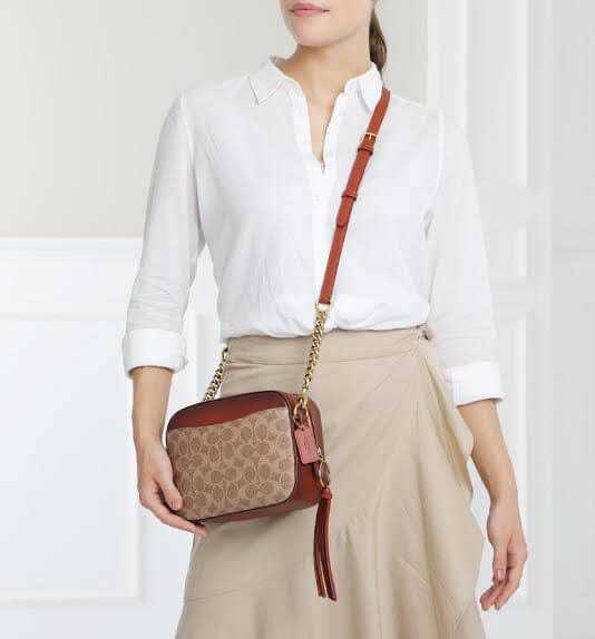 COACH 31208 CAMERA BAG IN SIGNATURE CANVAS รุ่นหายาก กระเป๋า crossbody ทรงกล่องสวยหรู ดีไซน์ลงตัว สีแทนรัสท์โดดเด่น วัสดุหนังแคนวาสเคลือบลาย ตัดด้วยอะไหล่ทองเหลือง สวยเข้ากันสุดๆ!! เปิด-ปิดกระเป๋าด้วยซิปพวงหนัง ภายในโล่งกว้าง ใส่ของสำคัญได้ครบ ใบนี้ใบเดีย