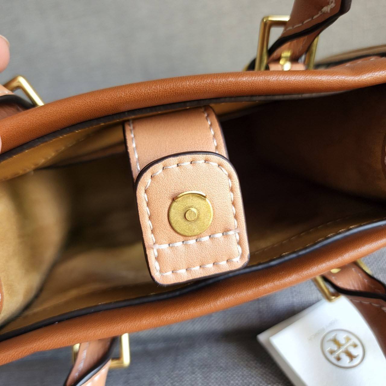 TORY BURCH T MONOGRAM COLORBlOCK JACQUARD MINI TOTE คอลเลคชั่นใหม่ล่าสุด ครอบครองก่อนใคร ไอเท็มยุคนี้รุ่นที่ควรมีติดตู้คะสาวๆ วัสดุ jacquard สลับหนังแท้ หูจับ มาพร้อมสายสะพายข้างหนังแท้ ปรับระดับได้ สายสามารถถอดออกได้ ภายในเป็นช่องโล่ง ใส่มือถือได้ กระเป๋