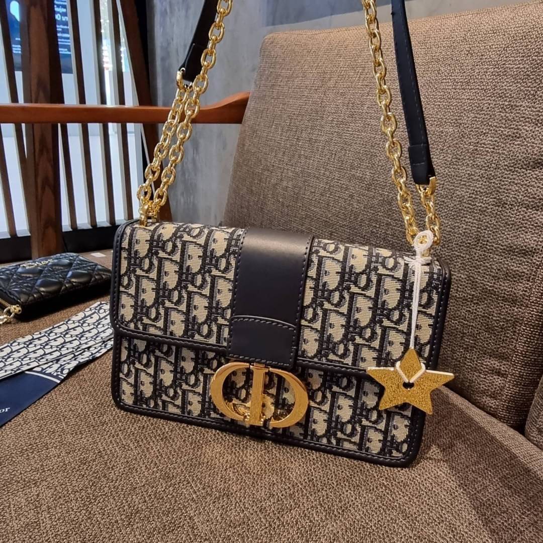 DIOR SET BAG / DIOR 30 Montaigne Bag / CD LIMITED EDITION GIFT BOX WITH GOLD STAR BOUTIQUE SET พร้อมเสิร์ฟครบชุด แรร์ไอเท็ม ที่ถูกรวมไว้ในหนึ่งเดียว กับ gift box limited จัดให้ทั้งกระเป๋าสะพายสุดหรู กระเป๋าสตางค์ใบสั้นรุ่นคลาสสิค ribbon เข้าเซ็ท และ gold 