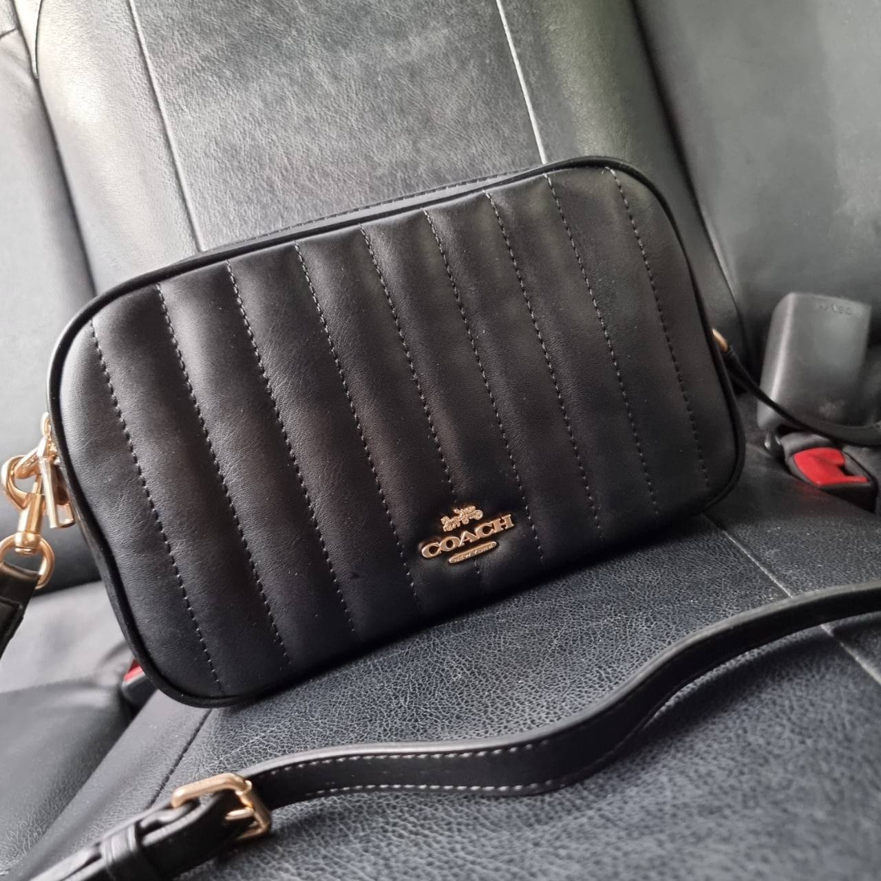 COACH C1569 JES CROSSBODY WITH LINEAR QUILTING ใหม่ล่าสุด!! กระเป๋าสะพายข้าง รุ่น 2 ซิป ใบใหญ่จุใจ ดีไซน์ใหม่ เพิ่มลูกเล่นให้ดูหรูหรายิ่งขึ้น วัสดุหนังสังเคราะห์บุเป็นลายเส้นสวยงาม เปิด-ปิดด้วยซิป 2 ช่องหลัก ใช้งานง่าย ทรงสวยมากๆรุ่นนี้ มาพร้อมสายสะพาย cr