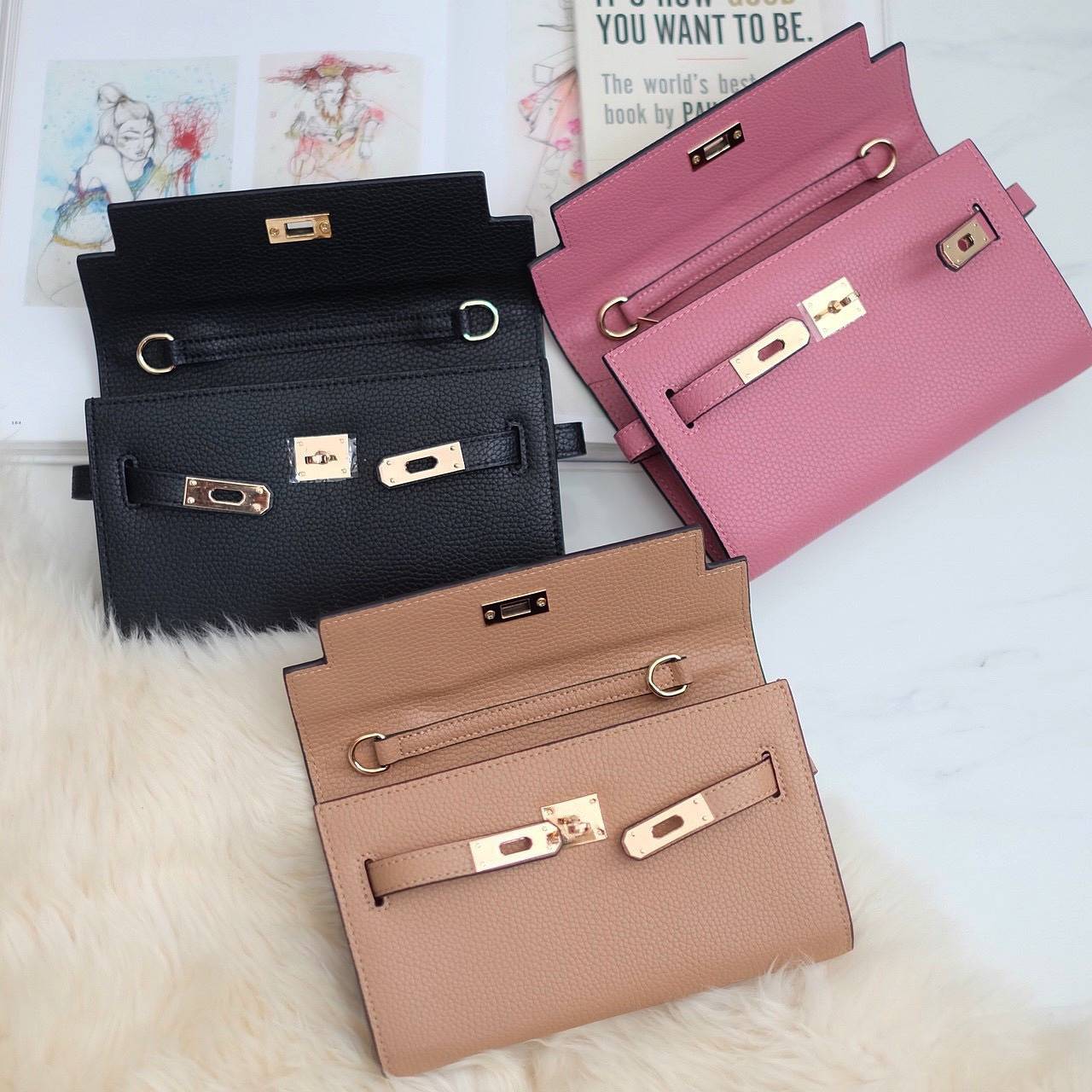 KEEP • Ellis • กระเป๋า คลัช ถือ //สะพาย ขนาด กะลังดี ทรงสวย แค่ใบเดียวจบ! หนังคุณภาพเยี่ยม ภายใน จุของคุ้ม ใส่บัตร ใส่มือถือได้ทุกรุ่น ใบนี้ จะแต่งกับ Look ไหนก้อเข้ากันได้ดีแน่นอนค๊า Don't miss!! หนังลายสวยมาก นิ่มมือ ภายในใส่ของจุกจิก 2 ด้านเลย สาม