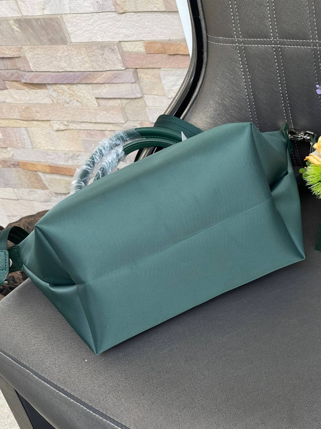 Longchamp Le Pliage Neo Size S มาพบกับกระเป๋ารุ่นยอดนิยม ที่สาวๆ ต้องมีไว้เก็บไว้สักใบ กระเป๋าโท้ทใบนี้ มาพร้อมกับสีที่มีสไตล์เรียบง่าย มีสายสะพายยาวช่วยให้คุณสามารถสะพายไหล่ได้อย่างสบาย ในขณะที่ที่ปิดแบบซิปช่วยให้คุณมั่นใจได้ว่าของด้านในมีความปลอดภัย Le 