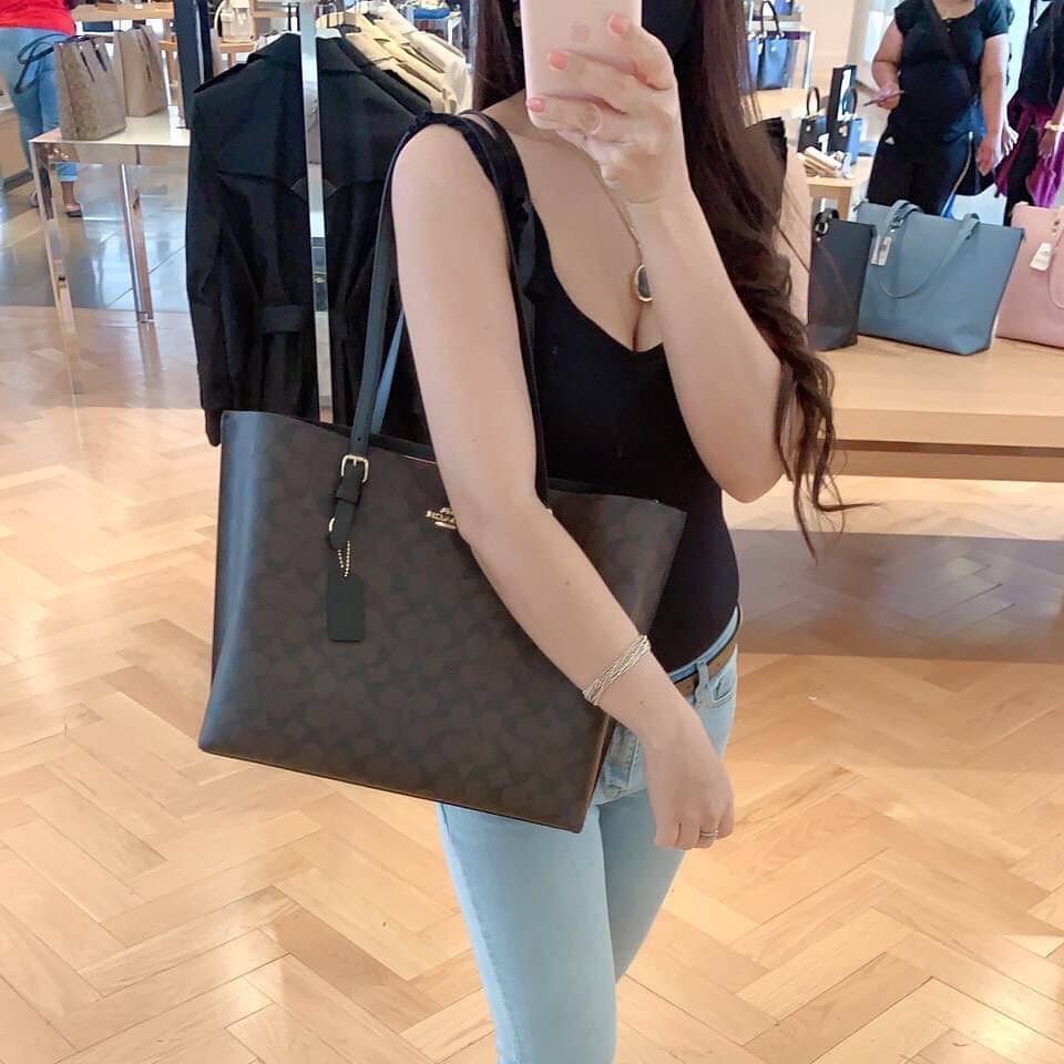 COACH MOLLIE TOTE IN SIGNATURE CANVAS ((1665)) พร้อมส่งอีกครั้ง ห้ามพลาดค่า! กระเป๋าหิ้ว//คล้องไหล่ ใบใหญ่ ทรงTote หนังแท้นิ่มอย่างดีค่ะ ภายในแบ่ง2ช่องใหญ่ สามารถใส่ A4ได้เลย ช่องกว้างมากๆ มีช่องกระเป๋าซิปกลางให้ใส่ของอีกช่องนะคะ