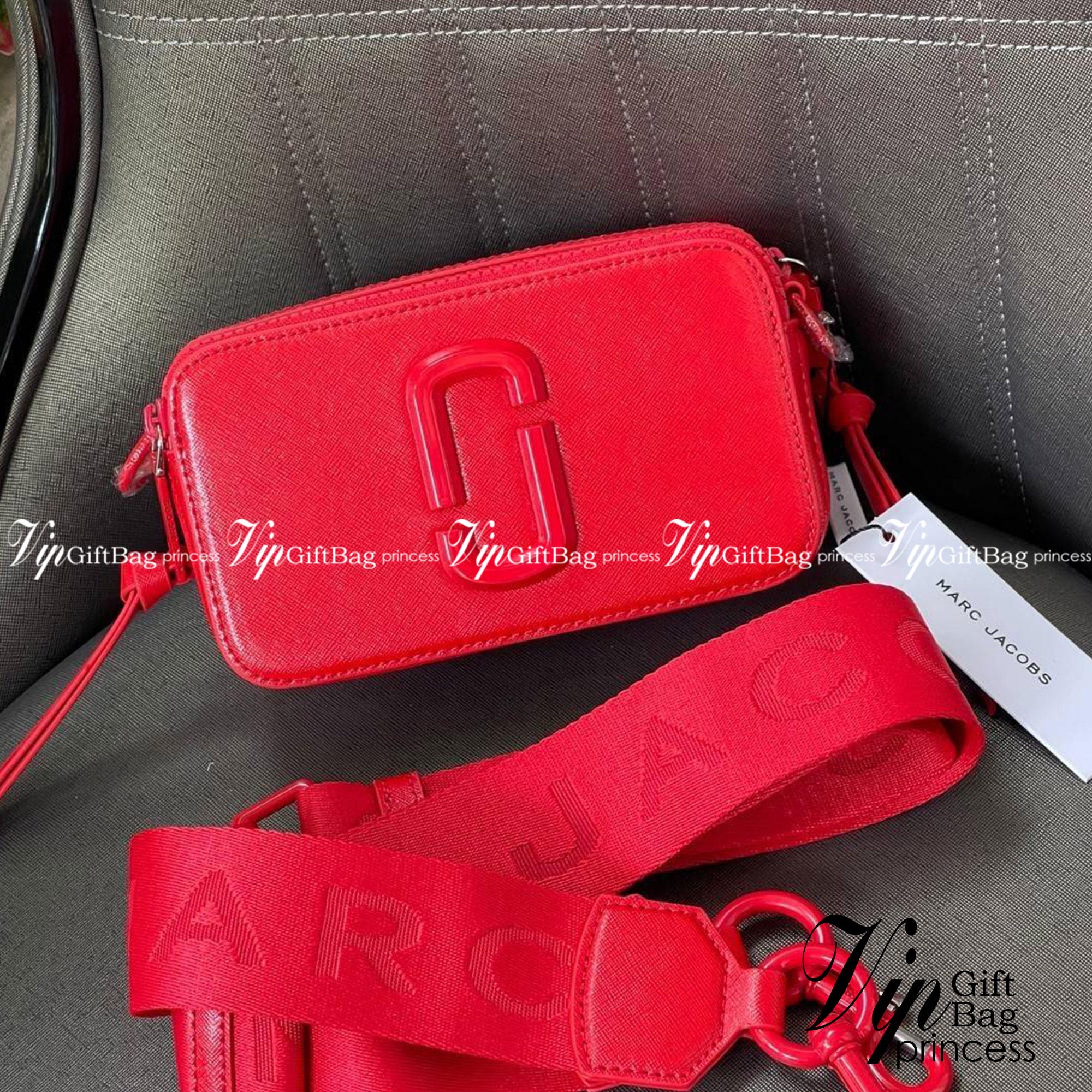 Marc Jacobs Snapshot Bag กระเป๋าแบรนด์ดังจากสัญชาติอเมริกัน นับได้ว่ารุ่นนี้เป็นรุ่นทรงฮิตเลยทีเดียว โดยด้านหน้ากระเป๋าจะเป็นโลโก้แบบโลหะที่เป็นสัญลักษณ์ของแบรนด์นี้ มาพร้อมสายสะพายที่จะสะพายยังไงก็ดูโดดเด่น เพราะขนาดใหญ่ที่สกรีนตัวอักษรโลโก้ ในรูปแบบต่าง