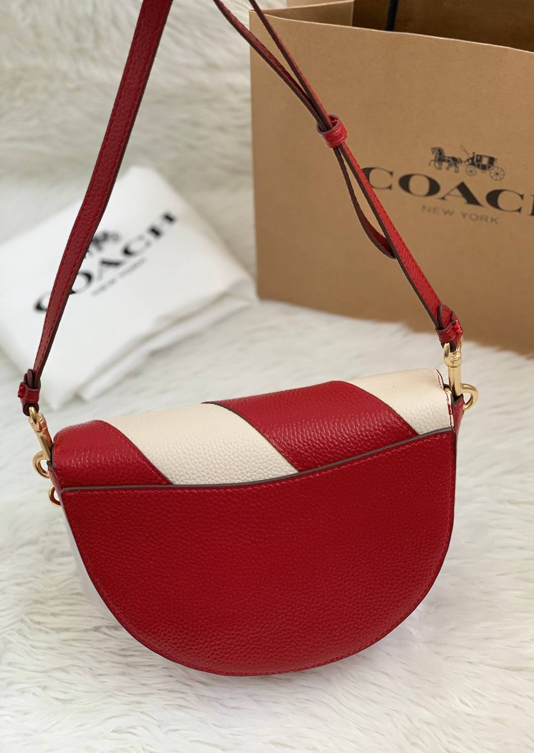 พร้อมส่งที่ไทยครบทั้ง6สีค่ะ 😘 Coach Ellen Crossbody In Signature ((C1432)) กระเป๋าทรงฮาฟมูนรูปทรงคลาสสิก ออกแบบให้มีลักษณะโค้งมน ไม่ดูเป็นทรงแข็งจนเกินไป ดีไซน์และสีของกระเป๋ายังเรียบง่าย เข้าได้กับทุกชุด สะพายครอสบอดี้ร์//สะพายข้าง หรือถือแบบคลัท