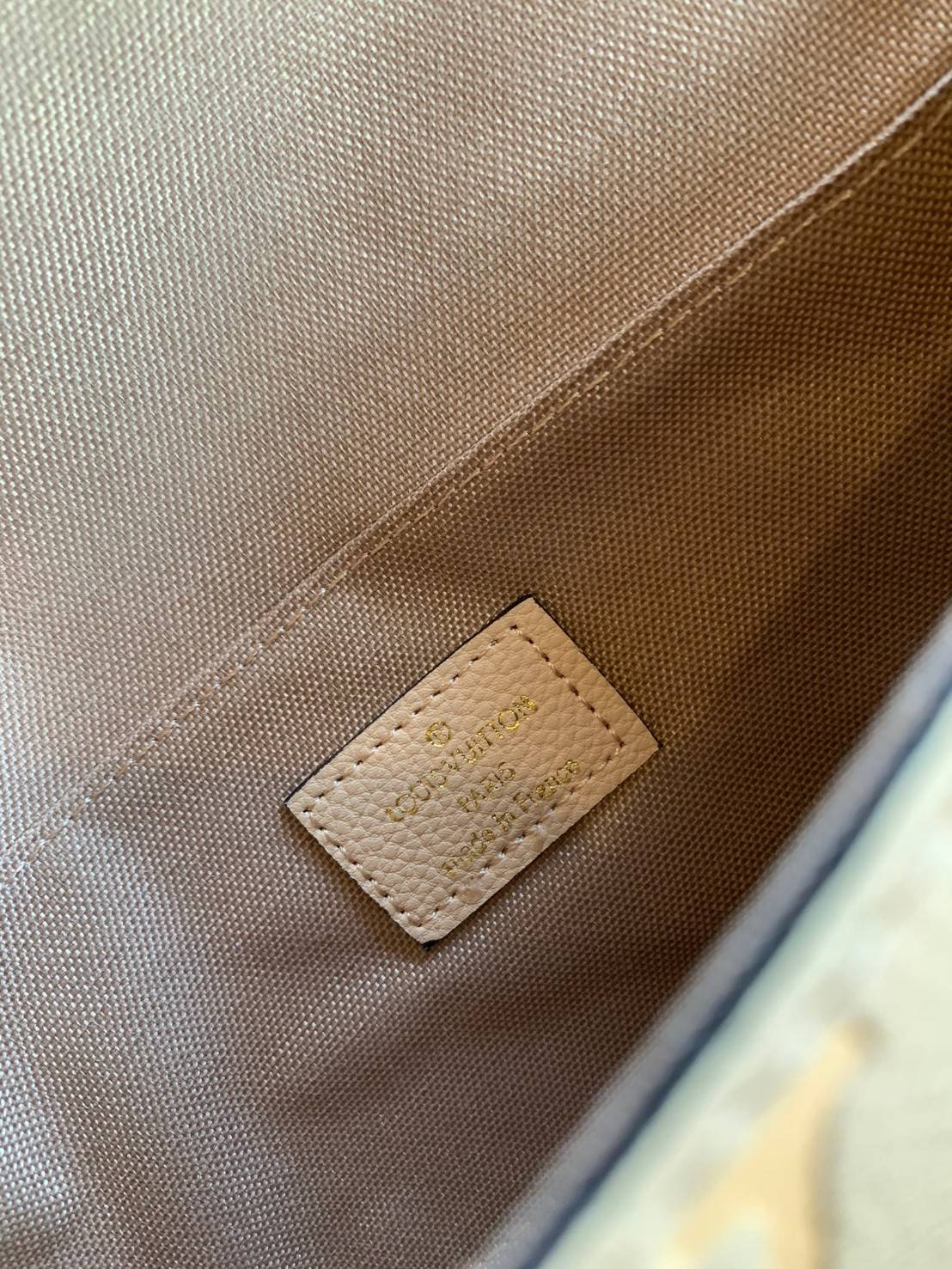 VIP 】Louis Vuitton Pochette Felicie ใบจริงหนังสวยมากๆค่า! ✔️กระเป๋าแบบคลัท มีสายสะพายโซ่มาให้ด้วยค่ะ ✔️หนังแกะสังเคราะห์อย่างดี ลายหนังสวย ปั้มลายแบรนด์ทั้งใบ ✔️รุ่นนี้มาพร้อมกระเป๋าเล็ก สำหรับใส่บัตรได้1ใบ//ใส่ธนบัตรแบบมีซิปรูดอีก1ใบ