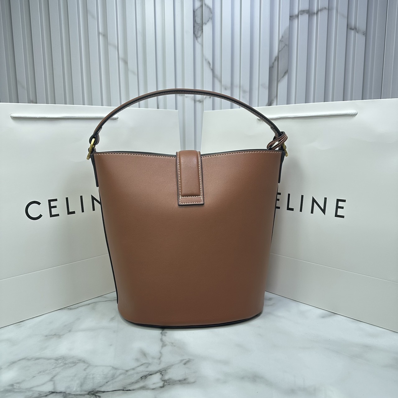 CELINE MEDIUM LOUISE BAG in SMOOTH CALFSKIN / Celine Bucket Bag กระเป๋าทรงบัคเก็ต กระเป๋าถือรุ่นใหม่ล่าสุด ดีไซน์หรูคลาสสิค