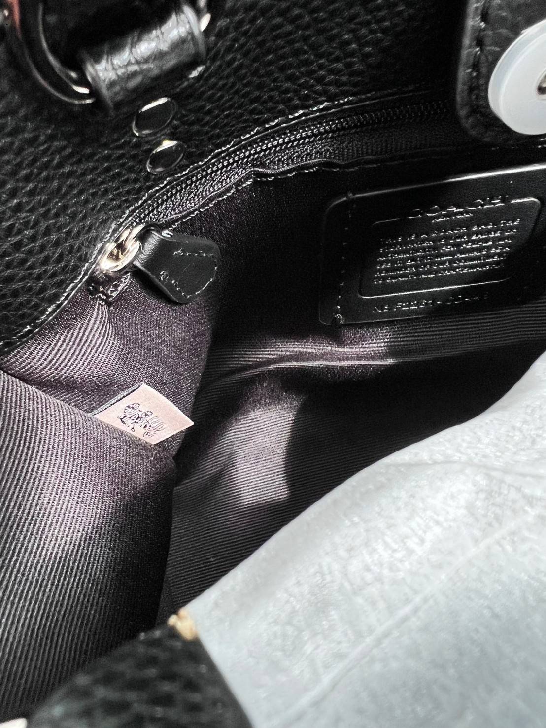 COACH DEMPSEY TOTE WITH HAPPY DOG ((CD448)) 🐶 รุ่นใหม่ล่าสุด น้องหมาน่ารักมากๆค่ะ! ยังไม่เข้าไทย กับกระเป๋าDempsey tote รุ่นใหม่ล่าสุด ที่ออกแบบด้านหน้ารูปสุนัขซุกซนเข้ามา ตรงใจใครหลายคนๆเลยทีเดียว หนังแท้อย่างดี หนังมีความนุ่มและนิ่มมากๆ หลงรักแน