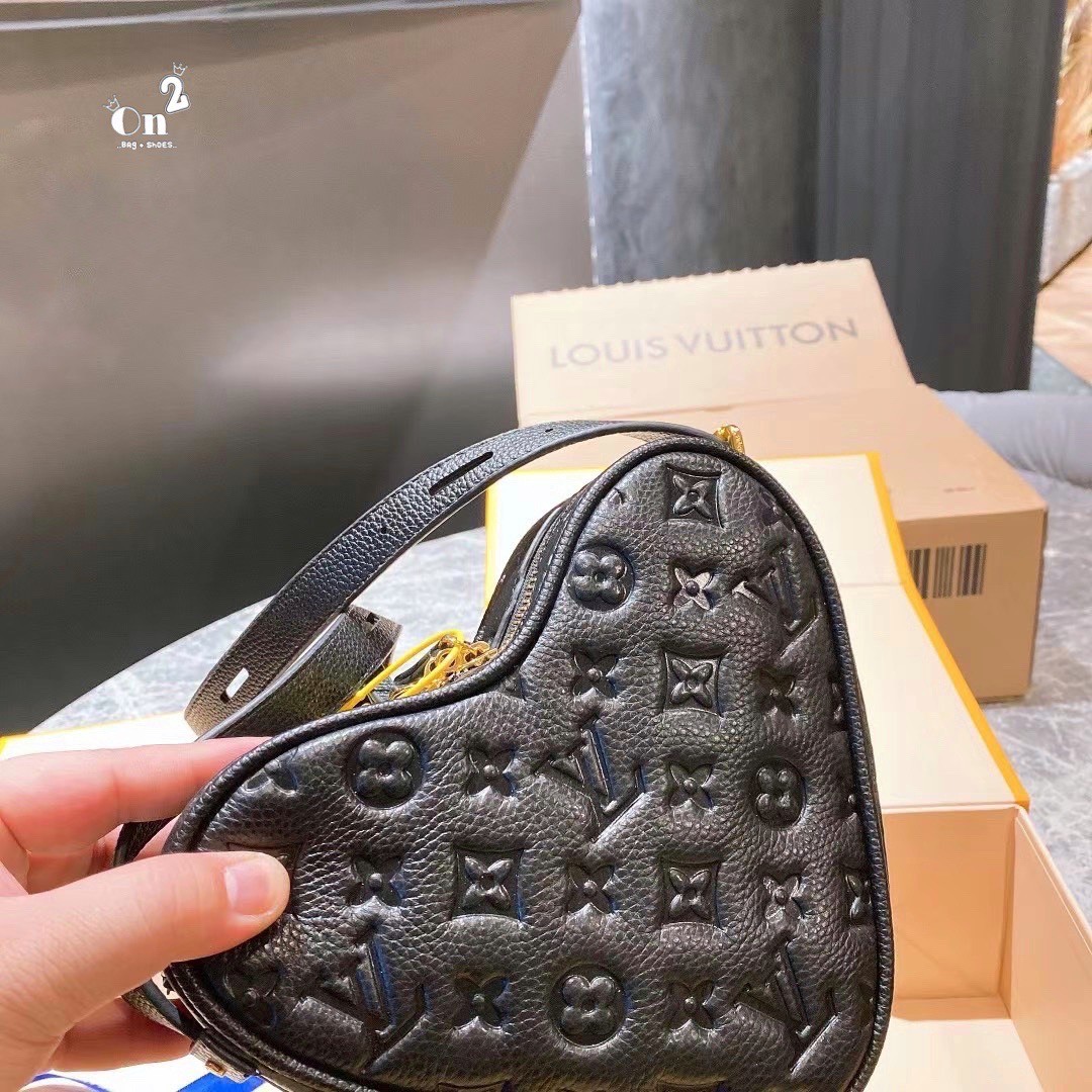LV Sac Coeur handbag / LV Heart Puffy Bag ปังไม่ไหว กระเป๋าสะพายรูปทรงหัวใจ งานสวยเป๊ะ หนังปั้มลายโมโนแกรม แมทง่ายเข้าได้ทุกลุค ภาพสินค้าถ่ายจากงานขายจริง ใช้งานต่างประเทศได้