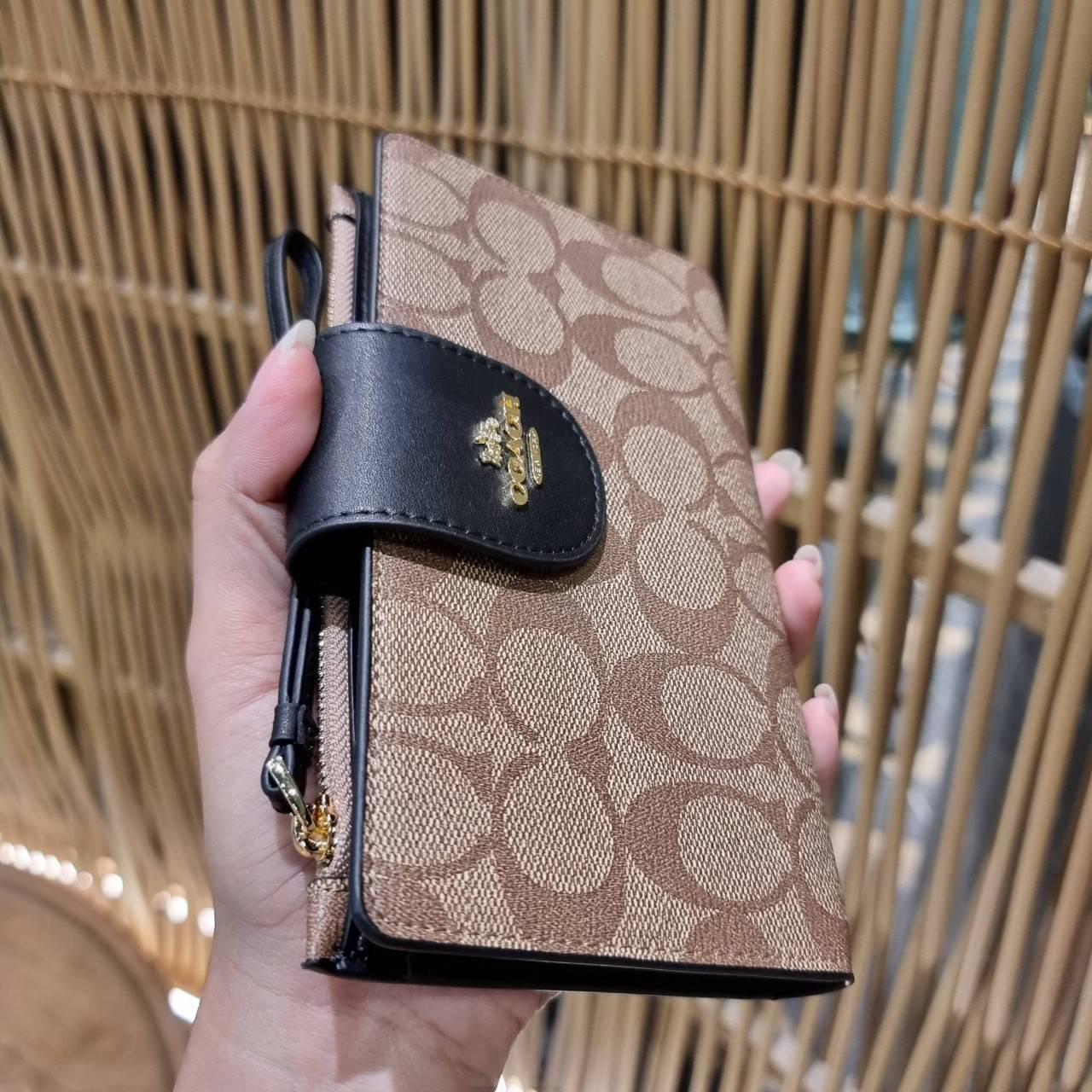 พร้อมส่ง 7 สี COACH C2874 TECH WALLET IN COLORBLOCK SIGNATURE CANVAS จัดให้สีใหม่ก่อนใคร!! ดีไซน์ใหม่ คอลเลคชั่นสวยหรู กระเป๋าสตางค์พร้อมสายคล้องมือ ง่ายต่อชีวิตมากจ้า!! มันดีอะไรเบอร์นี้ ใส่ได้ทั้งบัตร และโทรศัพท์ก็ใส่ได้ทุกรุ่น แถมยังมีช่องซิปแยกไปอีก ช