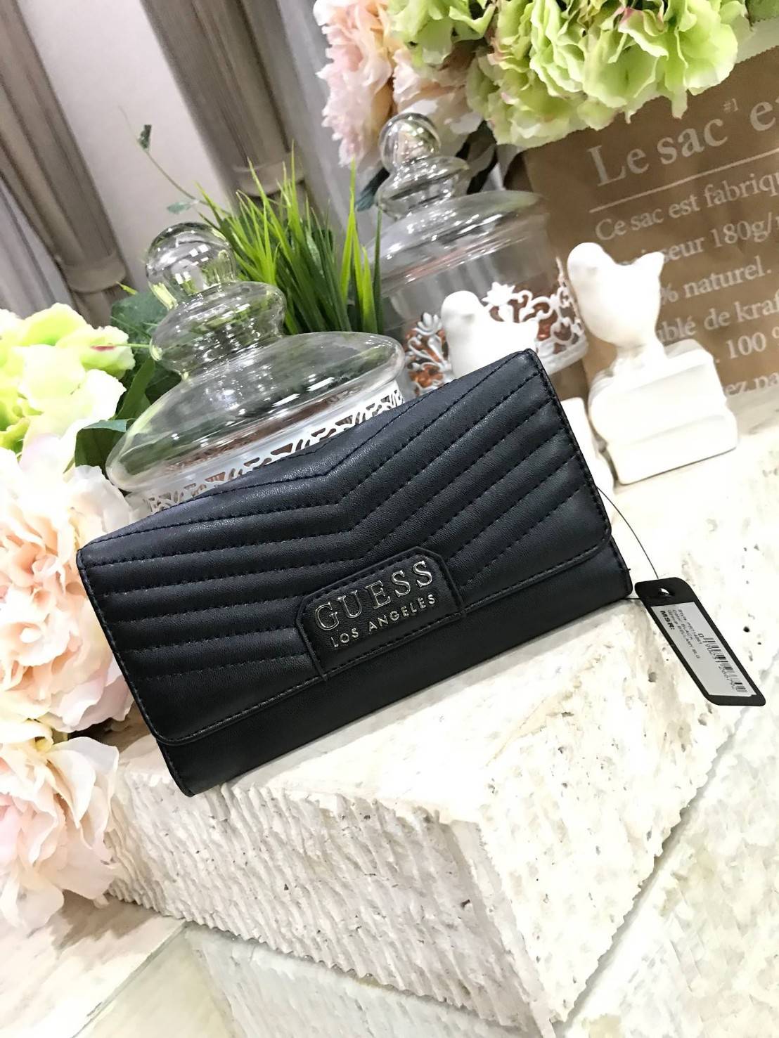 NEW ARRIVAL! GUESS FACTORY WOMEN'S WALLET กระเป๋าสตางค์ใบยาว3พับดีไซน์สวยรุ่นใหม่ล่าสุดวัสดุหนังนิ่มขึ้นลายริ้วด้านหน้าประดับโลโก้แบรนด์สวย เปิดปิดด้วยฝาปิด ภายในมีทั้งช่องใส่รูป ช่องใส่ธนบัตร แบงก์พัน และช่องใส่บัตรหลายช่องแยกเป็นสัดส่วน ภาพถ่ายจากส
