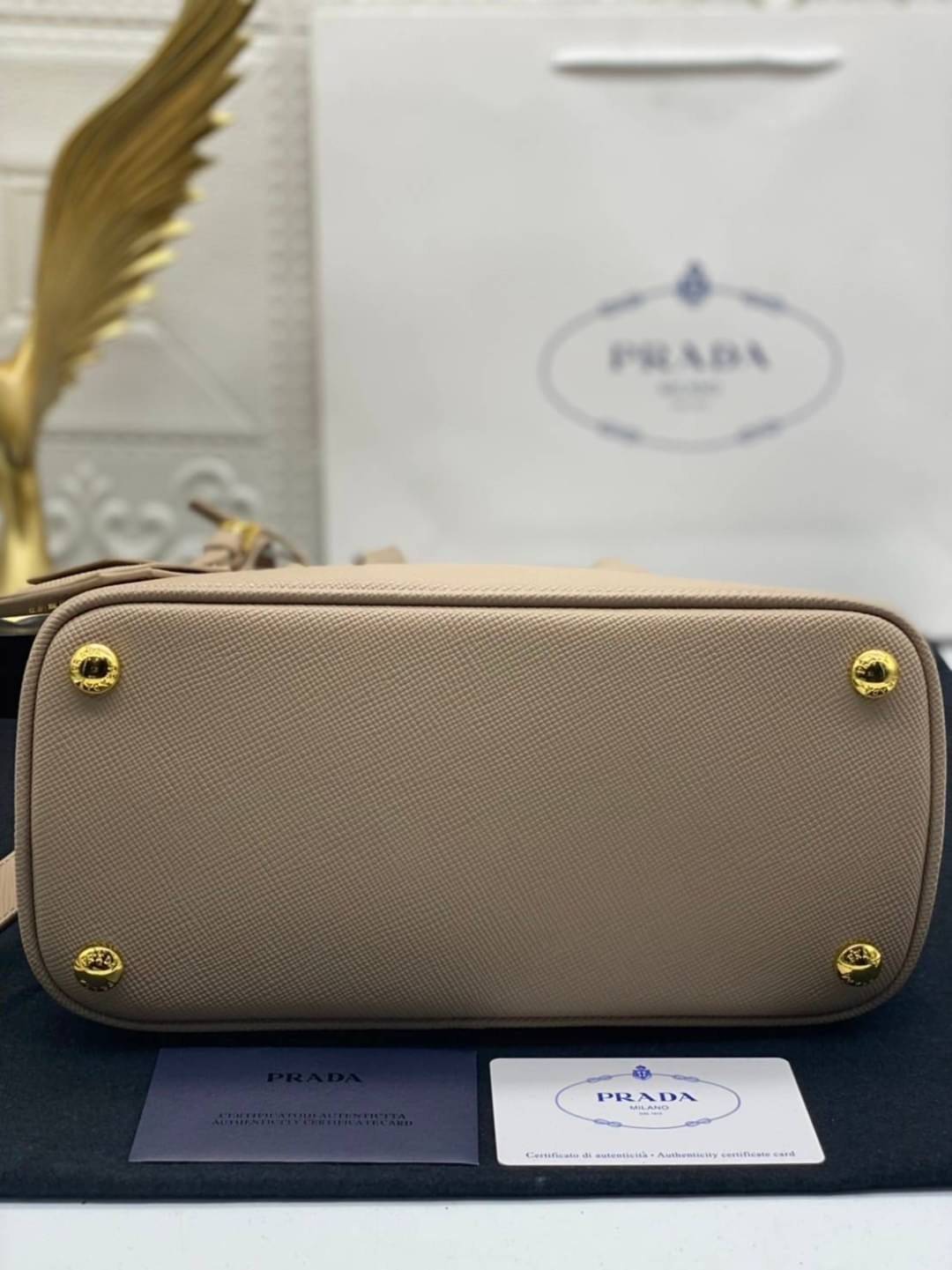 25cm Prada Small Saffiano Leather Double Bag / Prada Double Bag กระเป๋าสะพายพราด้า อีกหนึ่งรุ่นฮิต ให้พื้นที่จุของกว้างขวาง เป็น Tote Bag ใช้งานง่าย ได้ทุกที่ ทุกโอกาส ด้วยขนาดของกระเป๋าที่สามารถจุของได้หลากหลาย เป็นอีกรุ่นที่เหมาะสมสำหรับการเป็น Everyday