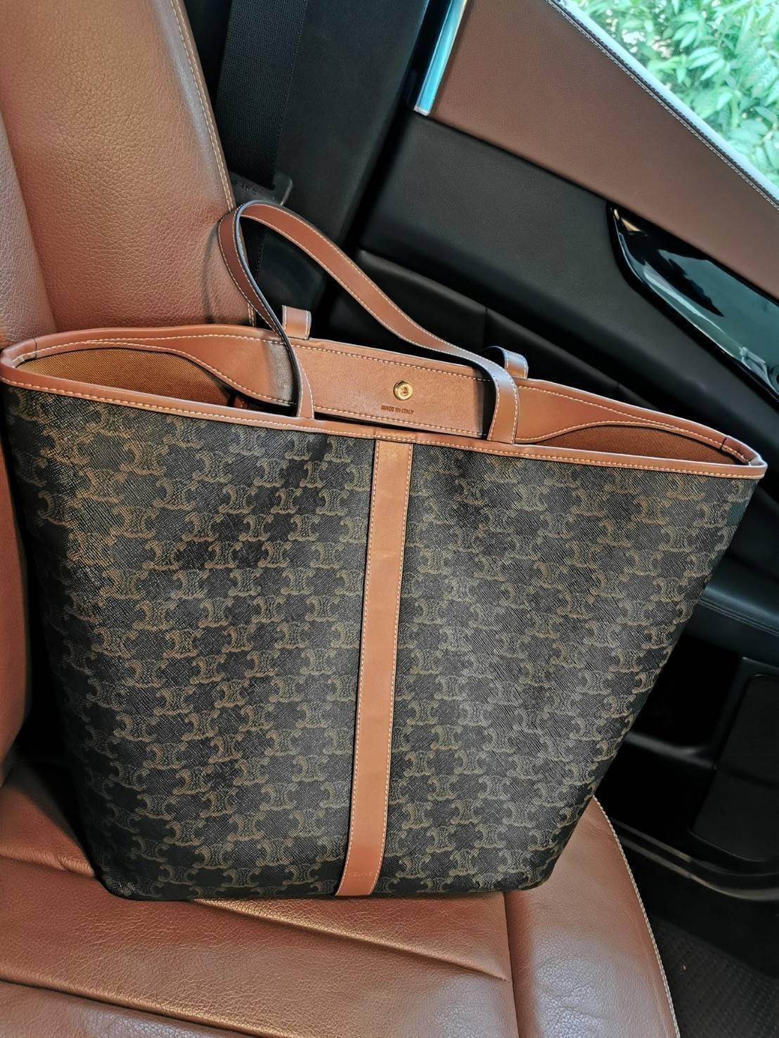 CELINE SHOPPING BAG VIP วัสดุ TRIOMPHE CANVAS ดีไซน์ทรง TOTE สวยหรูคลาสสิคไม่มีเอ้าท์ ภายในโล่งกว้างและจุมากสามารถใส่เอกสาร A4 สัมภาระของใช้ได้เยอะจุใจ น้ำหนักเบาจะถือหรือสะพายไหล่ก็ดูดี ไอเท็มแนะนำพร้อมส่งที่ไทยราคาสุดคุ้ม จองด่วนห้ามพลาดค่ะ!