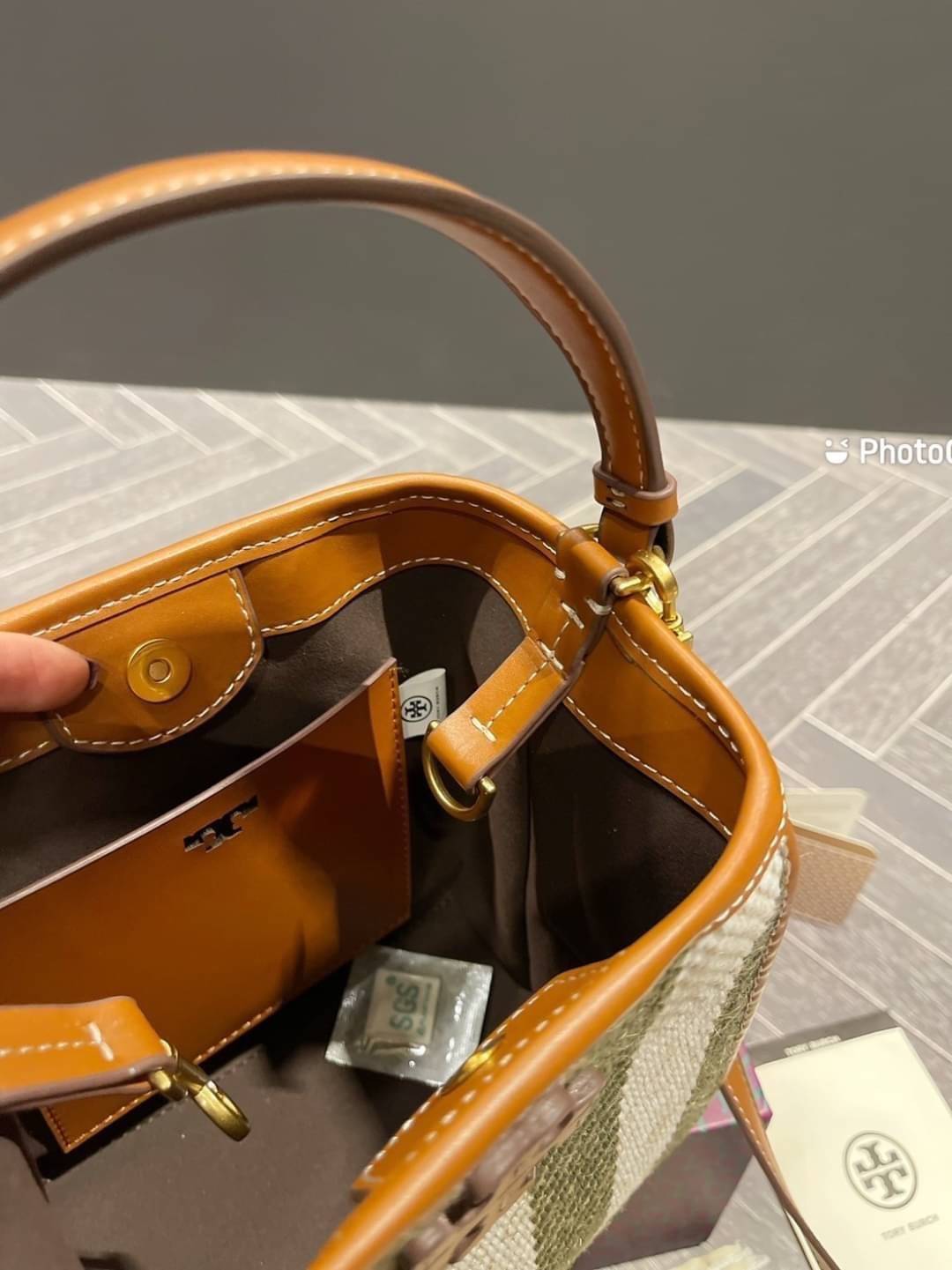 Tory Burch Logo-Plaque Striped Tote Bag - Green / Tory Burch Bucket Bag คอลเลคชั่นใหม่ รูปแบบคลาสสิคโทนเขียว ด้วยวัสดุธรรมชาติสังเคราะห์ พกพาความสวยไปได้ทุกที่ด้วยกระเป๋าทรง Bucket ทันสมัยสุดๆคะ