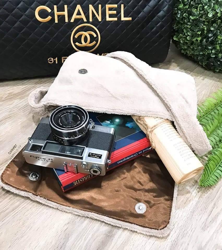 Chanel Beaute Crossbody Bag กระเป๋าสะพาย VIP. GIFT ของแท้ จาก Chanel Cosmetic วัสดุขนวูฟสีดำหนานุ่ม ตัดโลโก้แบรนด์หนังแก้วสวยโดดเด่น น้ำหนักเบา เปิดปิดด้วยฝาปิดกระดุมแม่เหล็ก ใบใหญ่กำลังดี ใส่ iPad, กระเป๋าสตางค์ใบยาว, และของจุกจิกได้เยอะ มาพร้อมสายยาวเลื