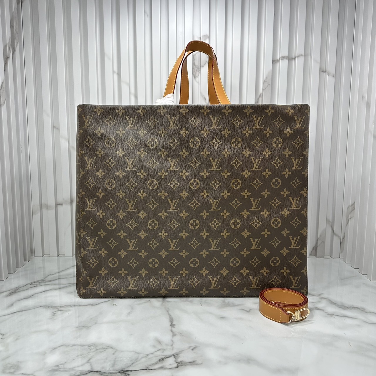 LV Shopper Tote Bag / LV The Luxe Shopping Bag is Back ระเป๋าถือทรงโท้ทใบใหญ่ ช็อปปิ้งสุดหรู คลาสสิค เรียบหรู เป็นเอกลักษณ์