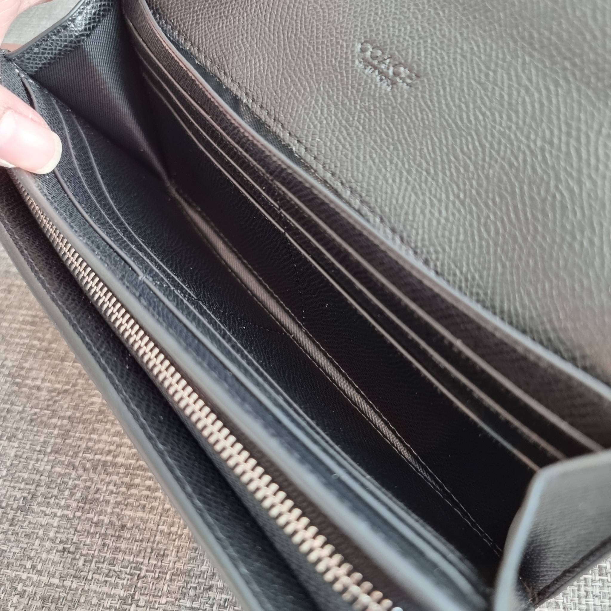 OUTLET 】COACH F31562 SLIM ENVELOPE WALLET IN SIGNATURE CANVAS WITH CHERRY PRINT คอลเลคชั่นใหม่ล่าสุด ต้อนรับนิวเยียร์ไปเลย!! 🍒🎊 กระเป๋าสตางค์รุ่นขายดี ทรงจดหมายรุ่นฝาพับ ดีไซน์ลายเชอร์รี่ น่ารักสดใส วัสดุหนังแคนวาสเคลือบลาย ภายในใส่มือถือไ