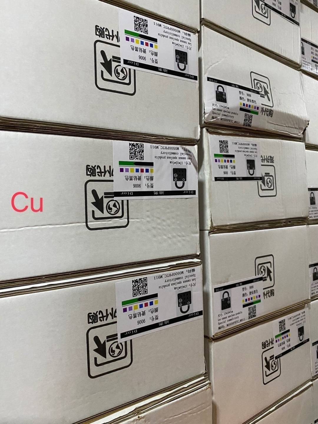 DIOR Lady Diamond Rhombus Handbag / Mini Lady Dior Bag Black Strass Cannage Satin กระเป๋าสะพายข้างตกแต่งหมุดเต็มใบ ไม่มีคือพลาด หรูจริงอะไรจัง ทรงกล่องคลาสสิค มีหูจับในตัวและสายครอสบอดี้สุดเลิศ แต่งเติมดีเทลอัพราคาไปอีก