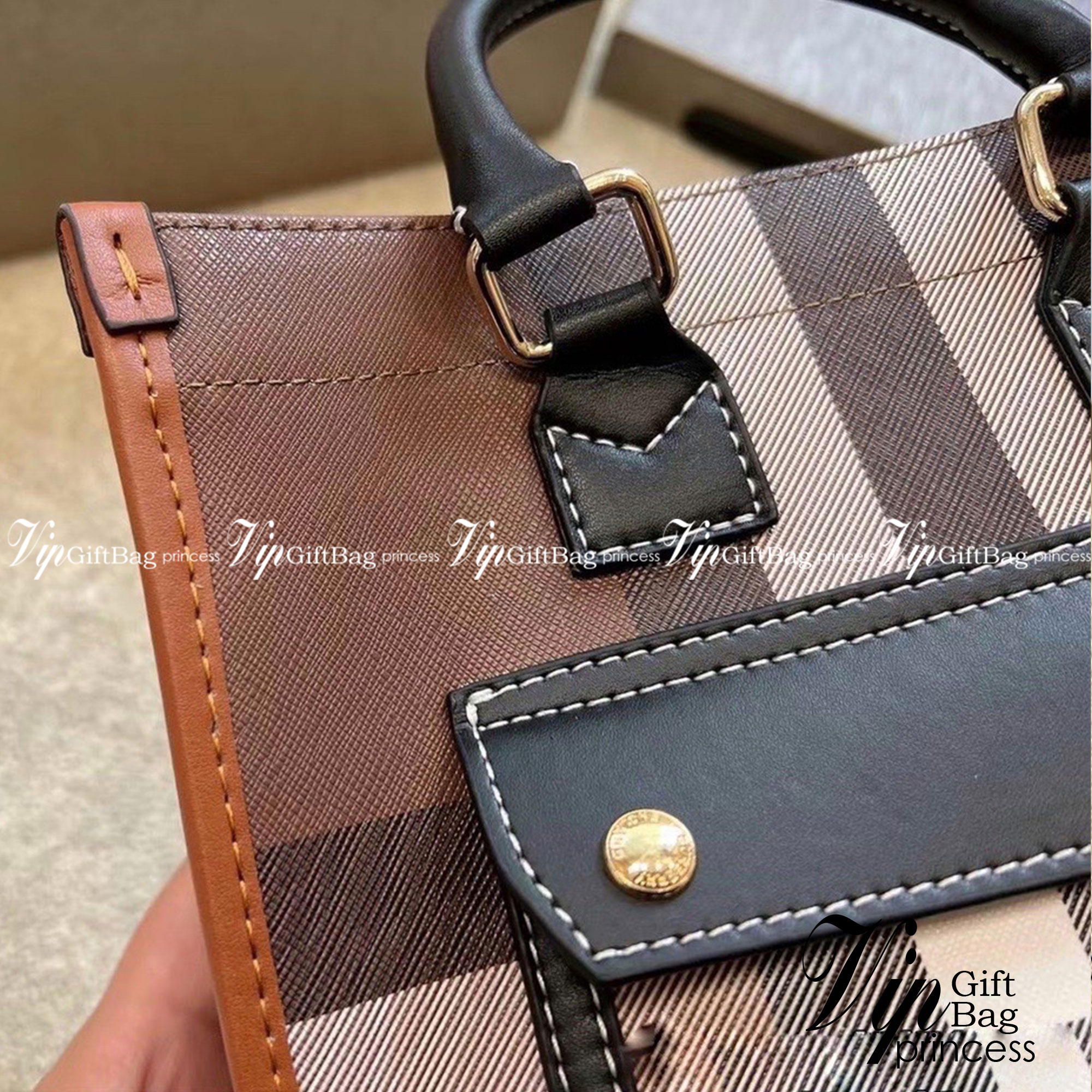 Burberry Check and Leather Mini Freya Tote / BURBERRY Mini Freya tote กระเป๋าสะพายทรงโท้ท โทนสีน้ำตาลดำวินเทจ รุ่นใหม่ล่าสุด ขนาดกำลังดีใช้งานง่าย มาพร้อมสายยาวใช้เป็น everyday look ได้เลยค่ะ