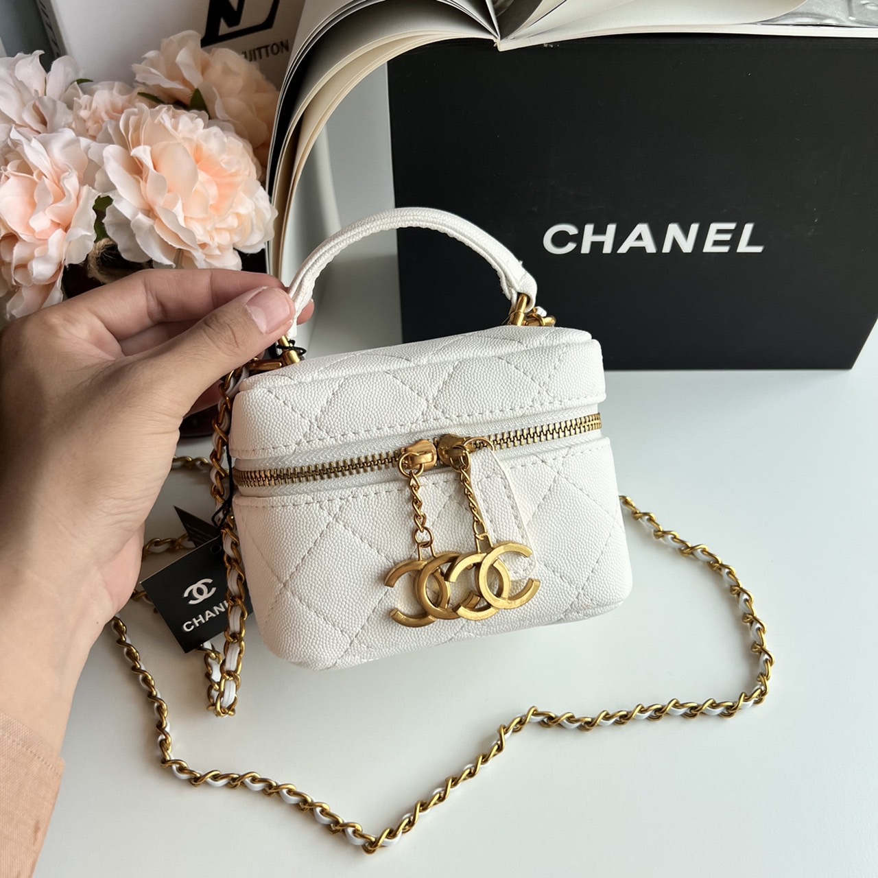 หนังแท้ Chanel Micro Bag / CHANEL Small Vanity Case Caviar Leather / Chanel vanity chain mini พร้อมส่งที่ไทย กระเป๋าสะพายข้างขนาดเล็กน่ารัก ดีไซน์คลาสสิคเรียบหรูเข้ากับทุกลุ๊คแบบไม่มีเอ้าท์ ไอเท็มนี้แนะนำสวยน่าใช้ ไม่ควรพลาดเลยค่าา