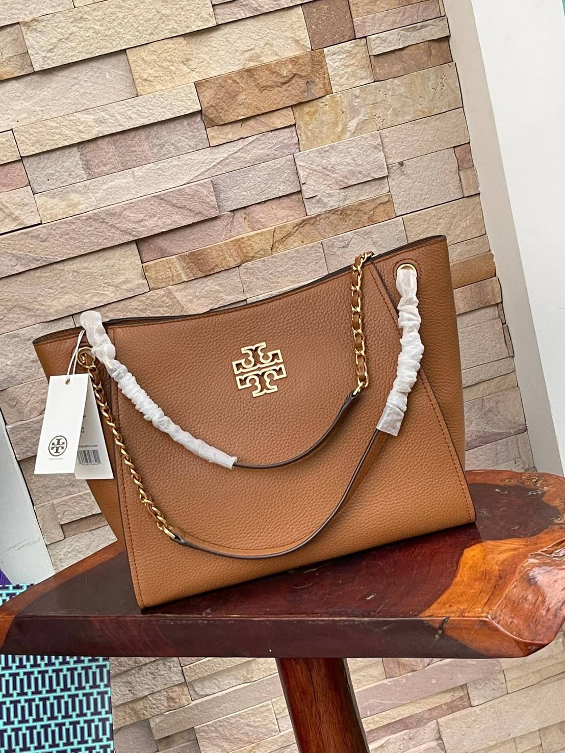 ของแท้ 💯% TORY BURCH Britten Small Slouchy Leather Tote Bag (New collection 2021) ความดีงามของรุ่นนี้อยู่ที่ขนาดที่ใหญ่จุของได้เยอะ